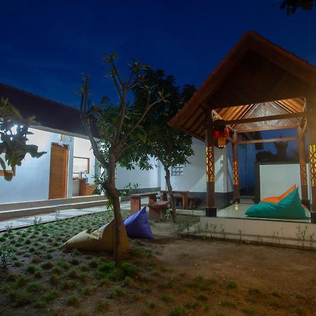 Lucky Hostel Batununggul Экстерьер фото