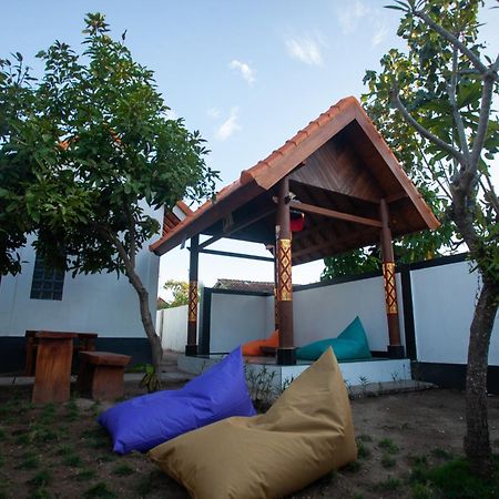 Lucky Hostel Batununggul Экстерьер фото