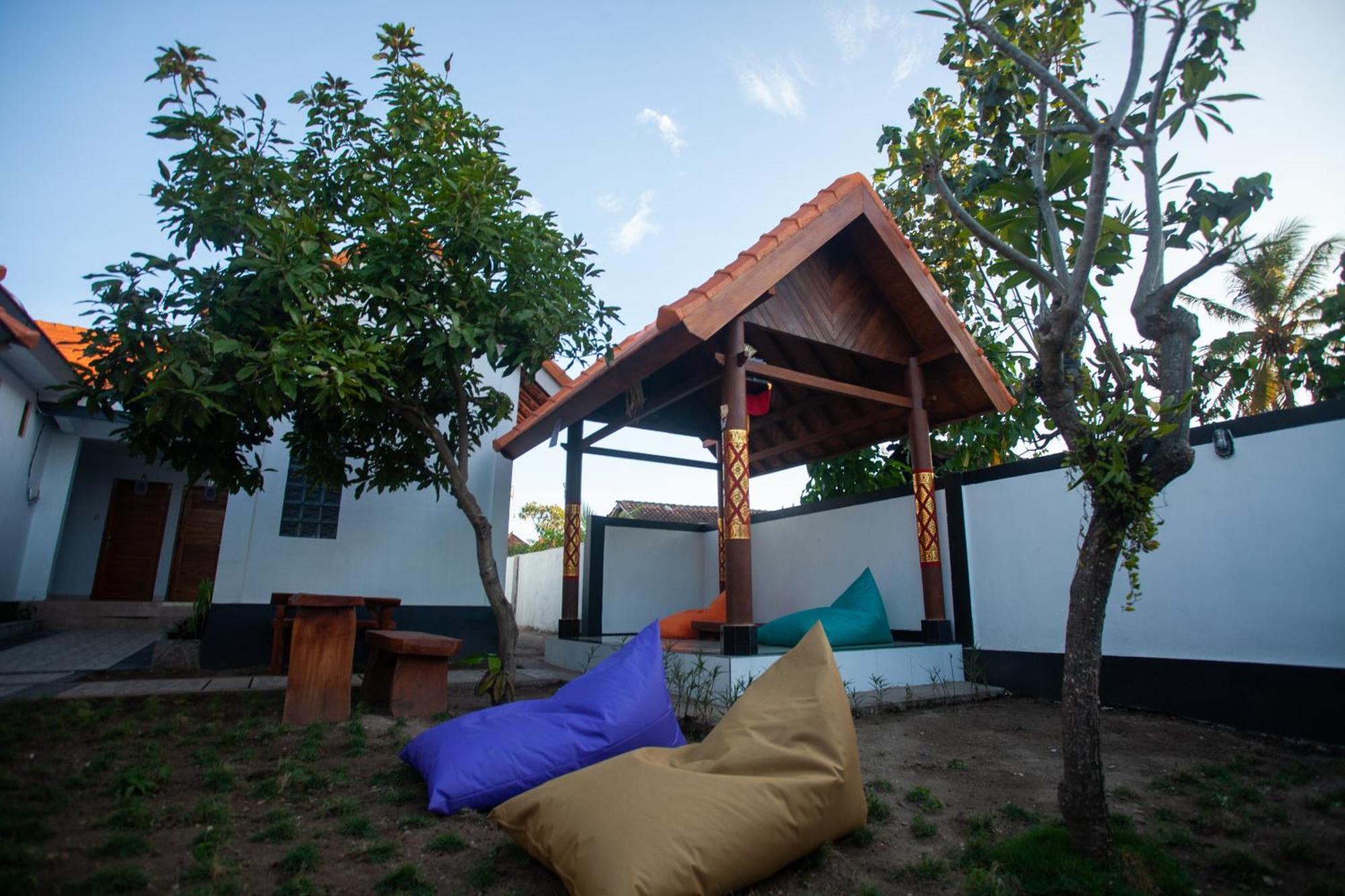 Lucky Hostel Batununggul Экстерьер фото