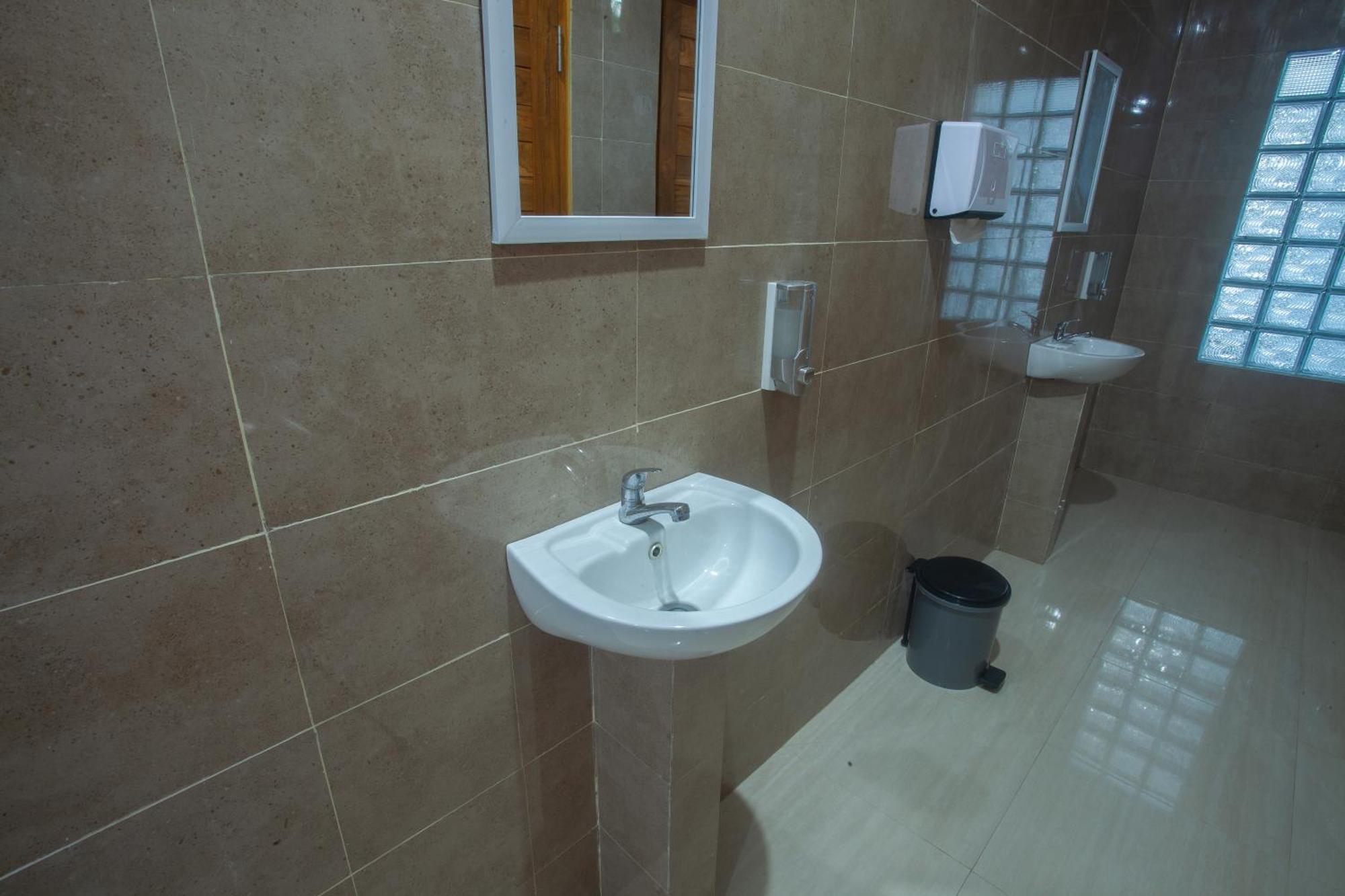 Lucky Hostel Batununggul Экстерьер фото