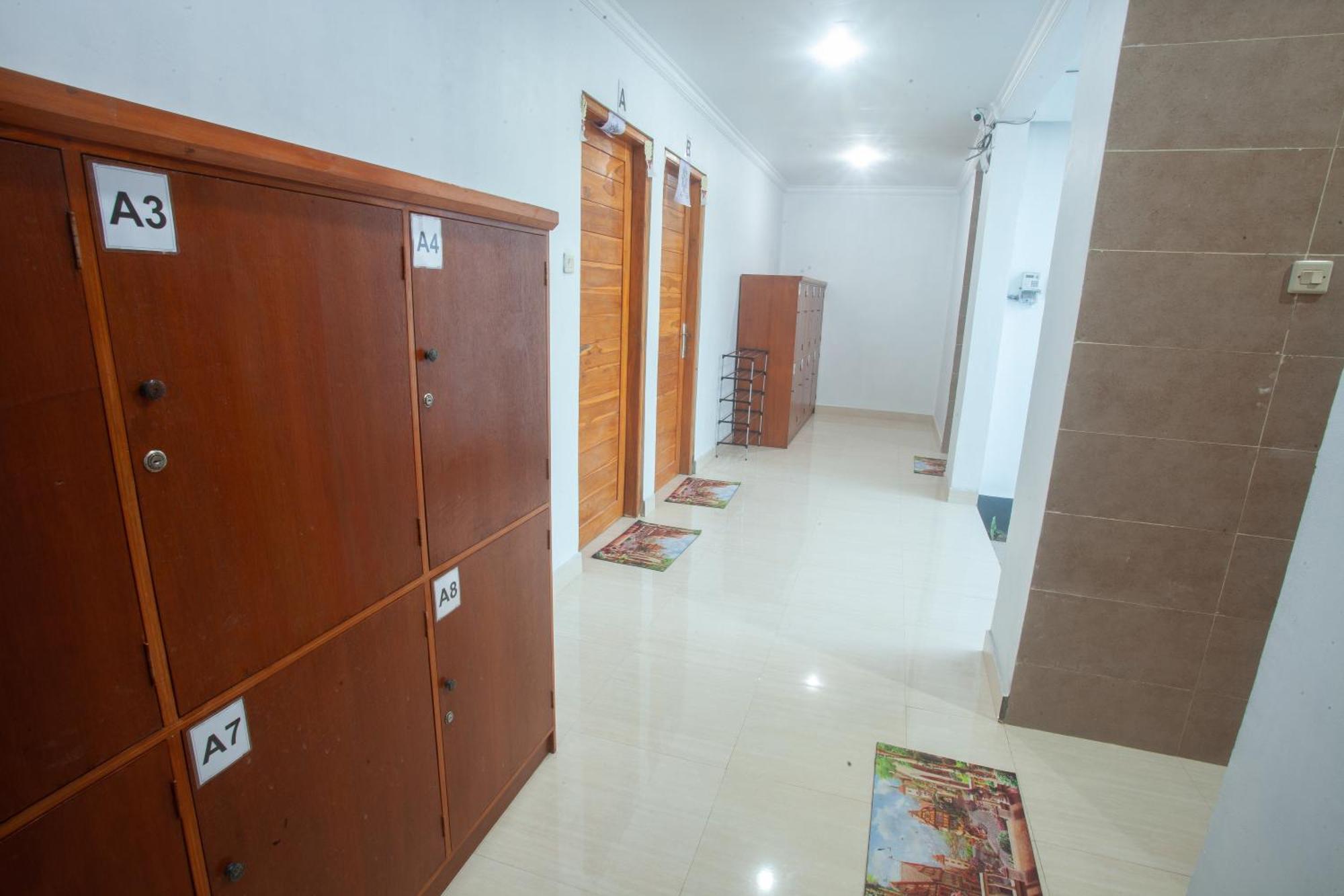 Lucky Hostel Batununggul Экстерьер фото