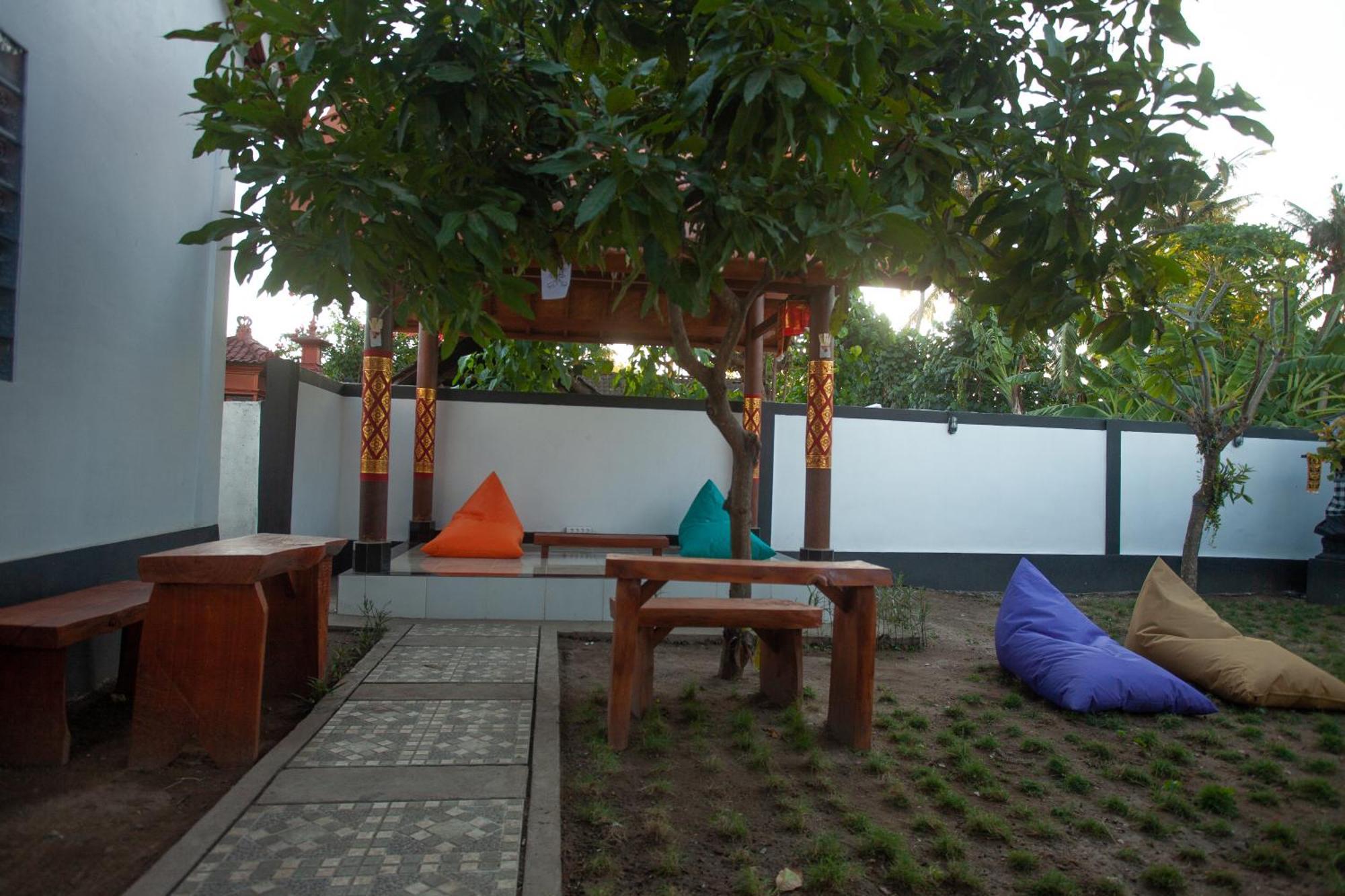 Lucky Hostel Batununggul Экстерьер фото