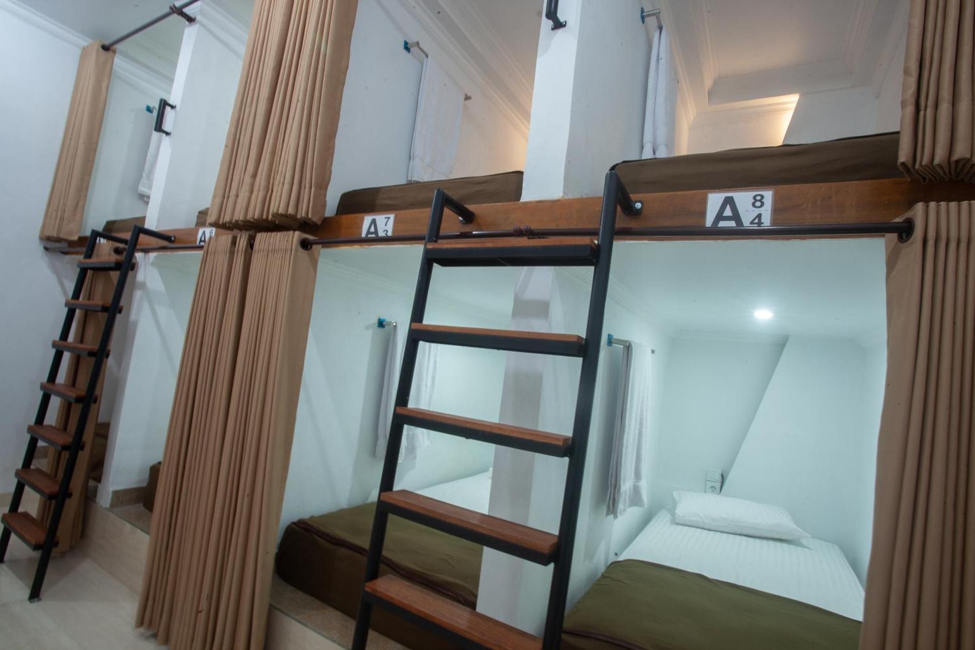 Lucky Hostel Batununggul Экстерьер фото