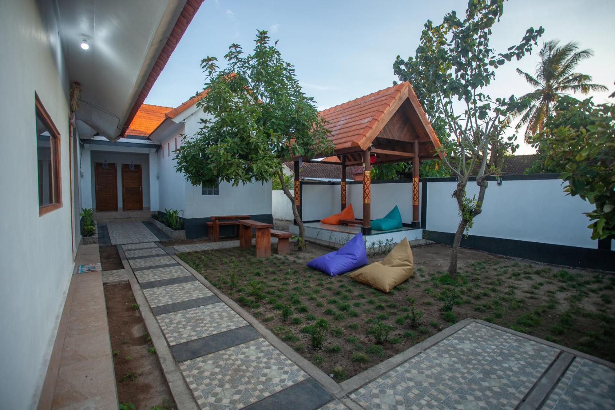 Lucky Hostel Batununggul Экстерьер фото