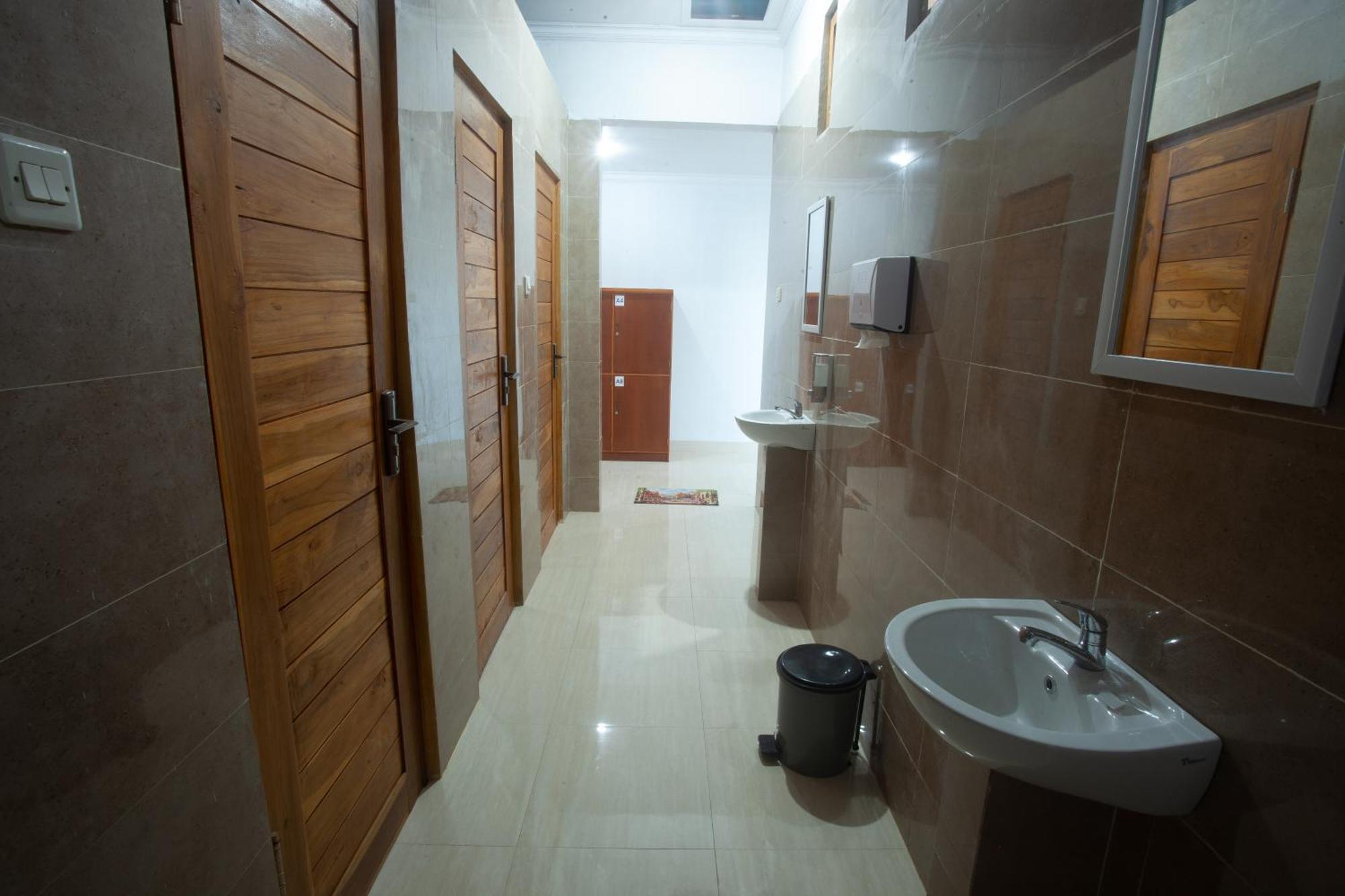 Lucky Hostel Batununggul Экстерьер фото