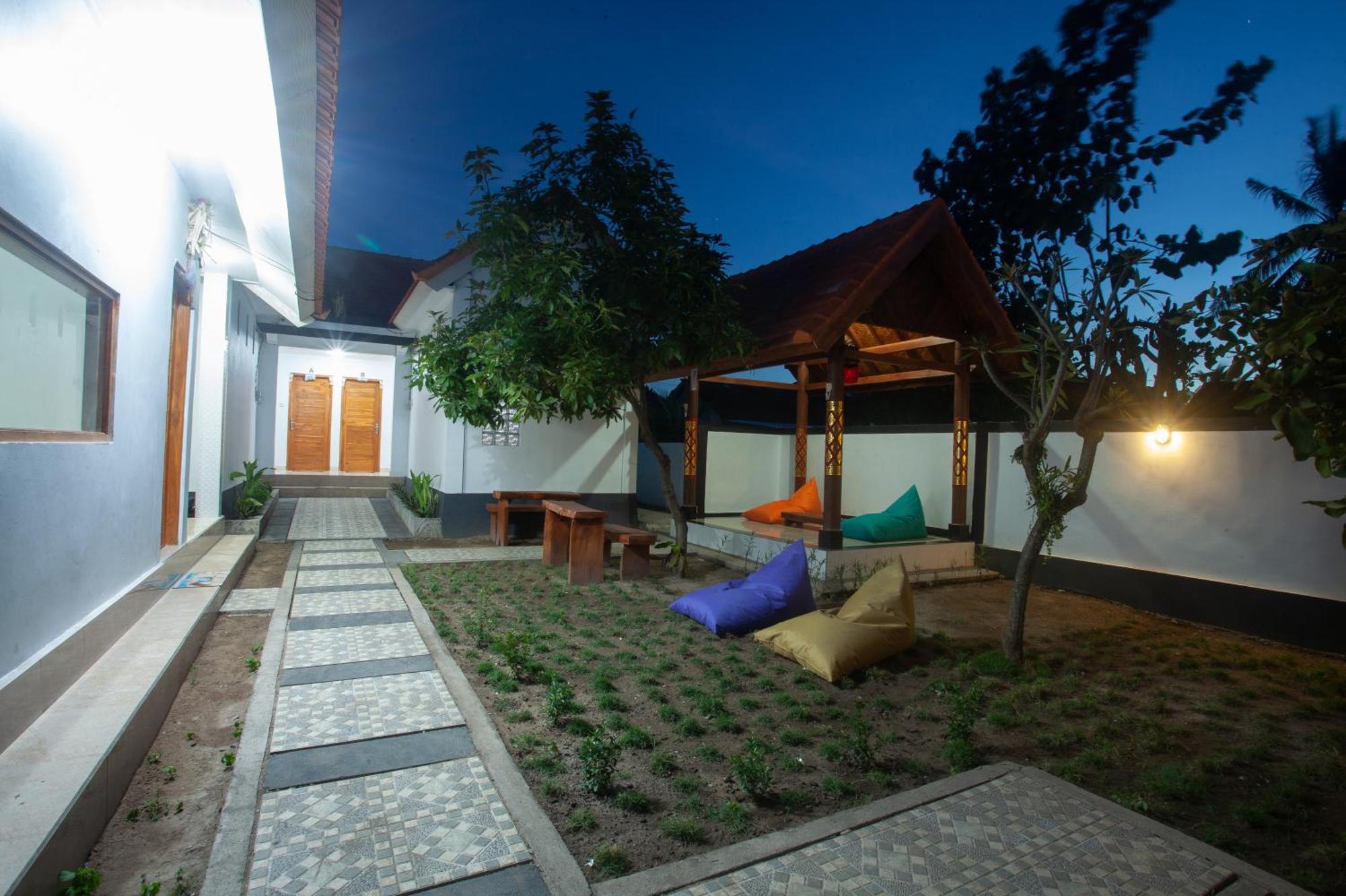 Lucky Hostel Batununggul Экстерьер фото
