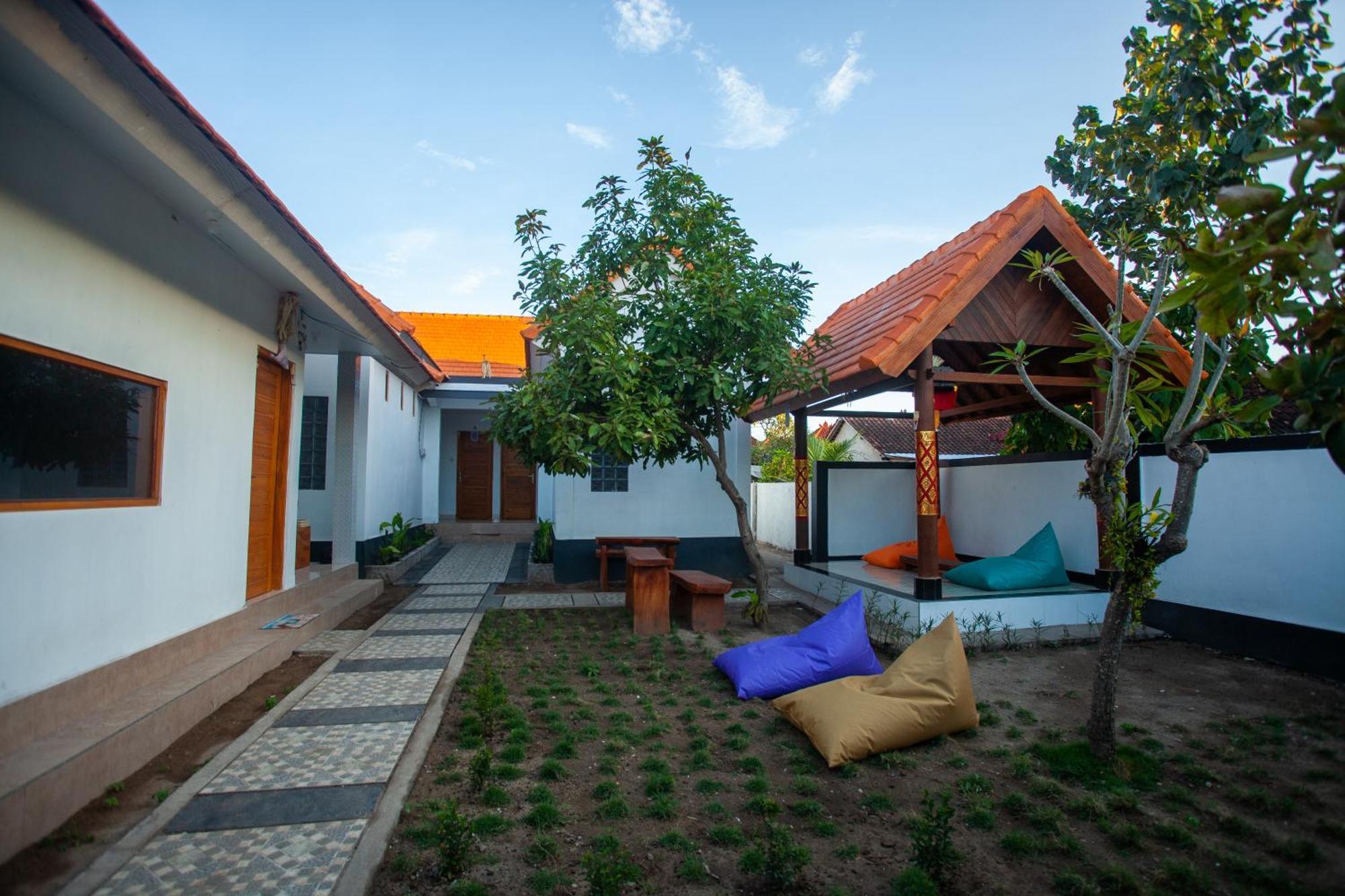 Lucky Hostel Batununggul Экстерьер фото