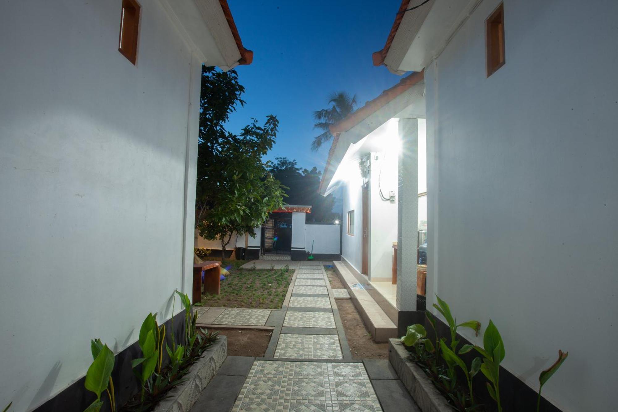 Lucky Hostel Batununggul Экстерьер фото