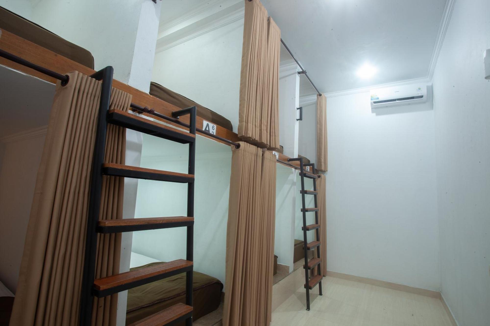 Lucky Hostel Batununggul Экстерьер фото