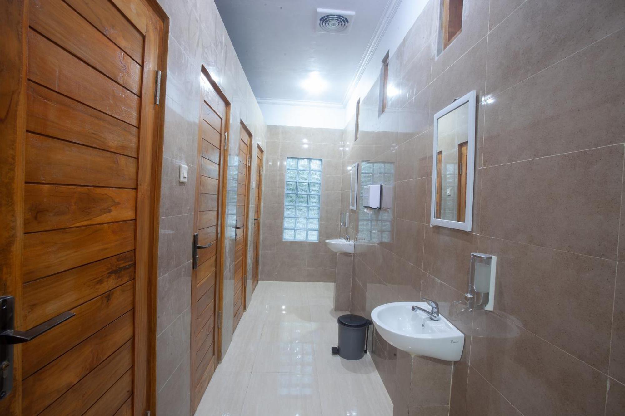 Lucky Hostel Batununggul Экстерьер фото
