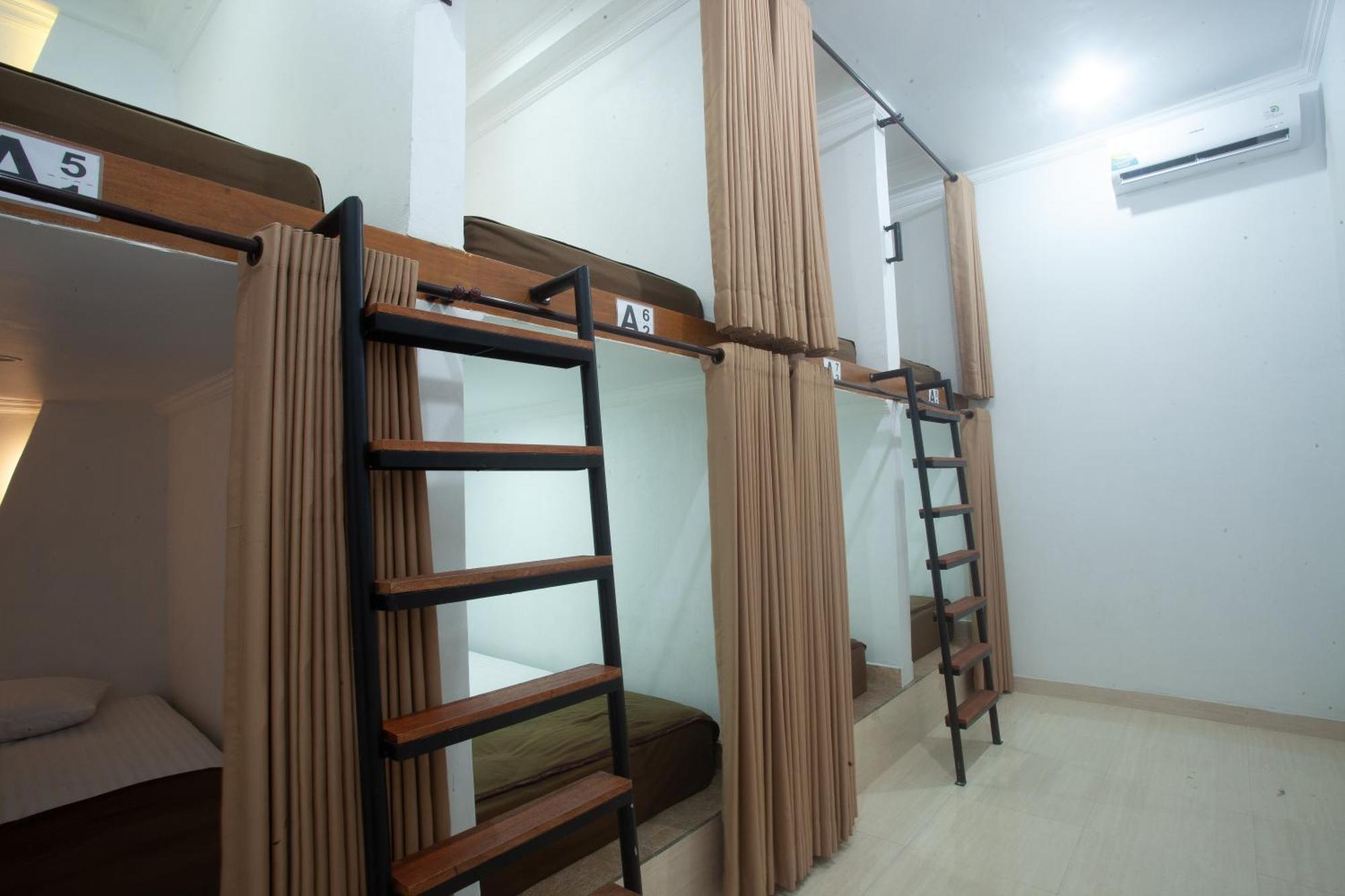 Lucky Hostel Batununggul Экстерьер фото