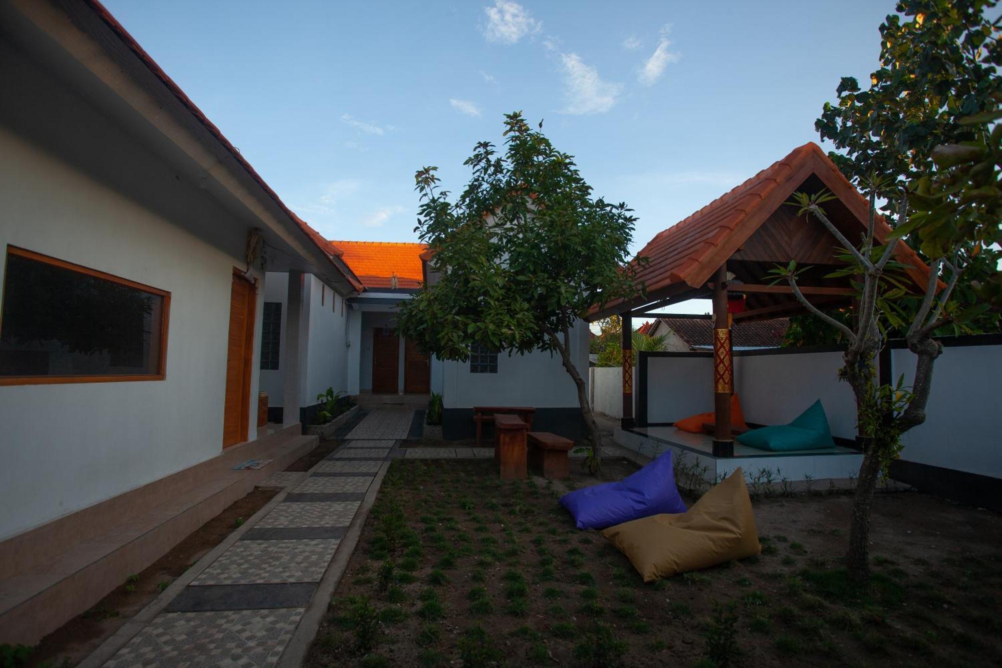 Lucky Hostel Batununggul Экстерьер фото