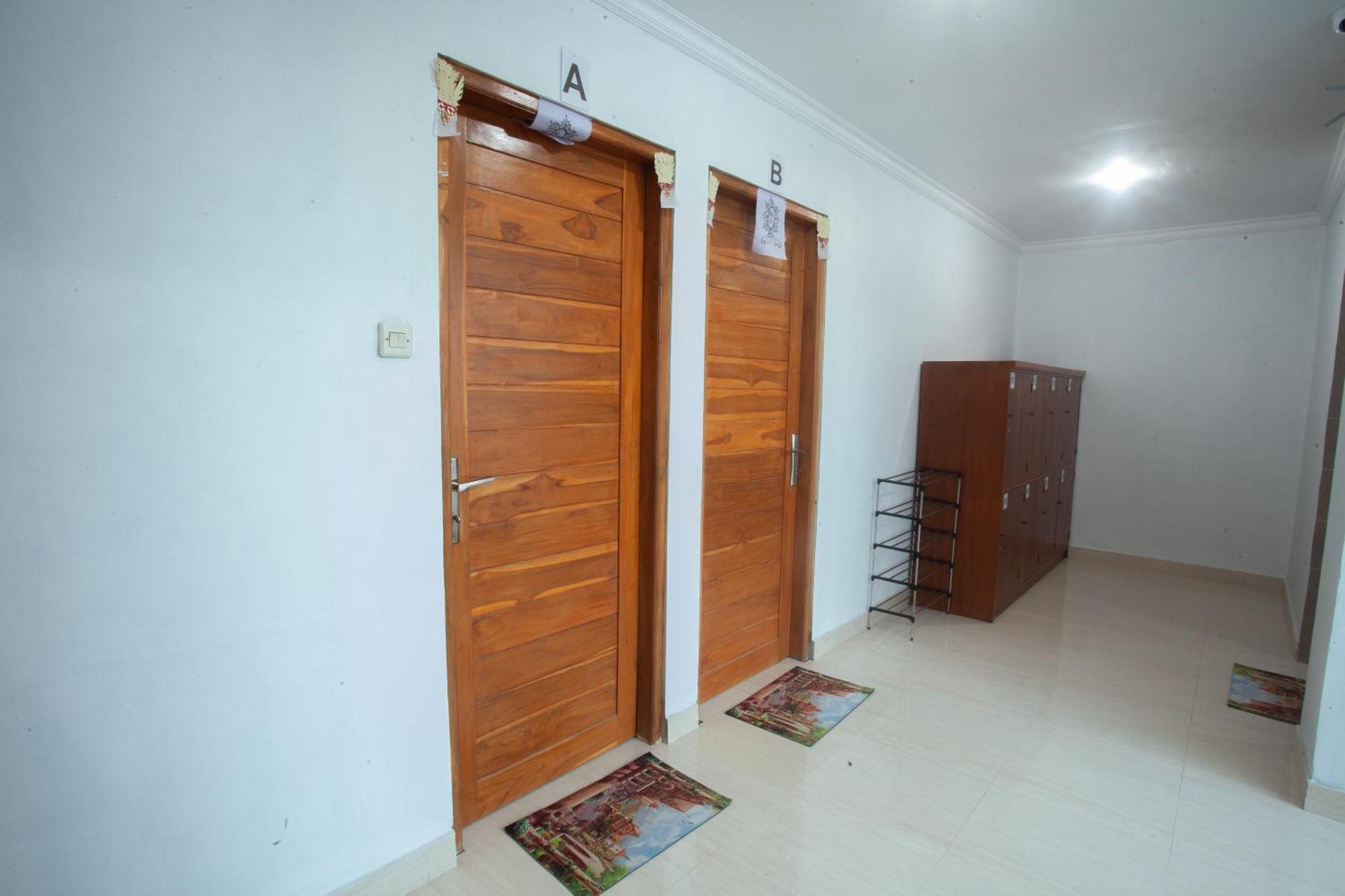 Lucky Hostel Batununggul Экстерьер фото