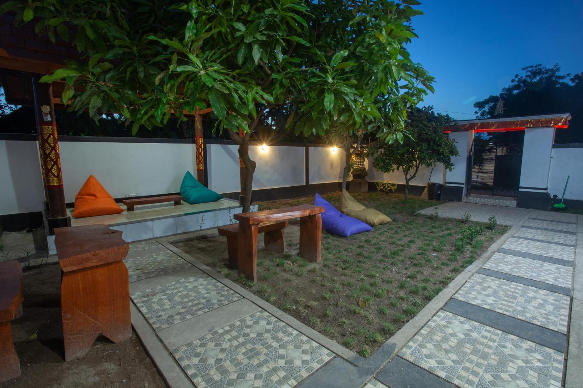 Lucky Hostel Batununggul Экстерьер фото