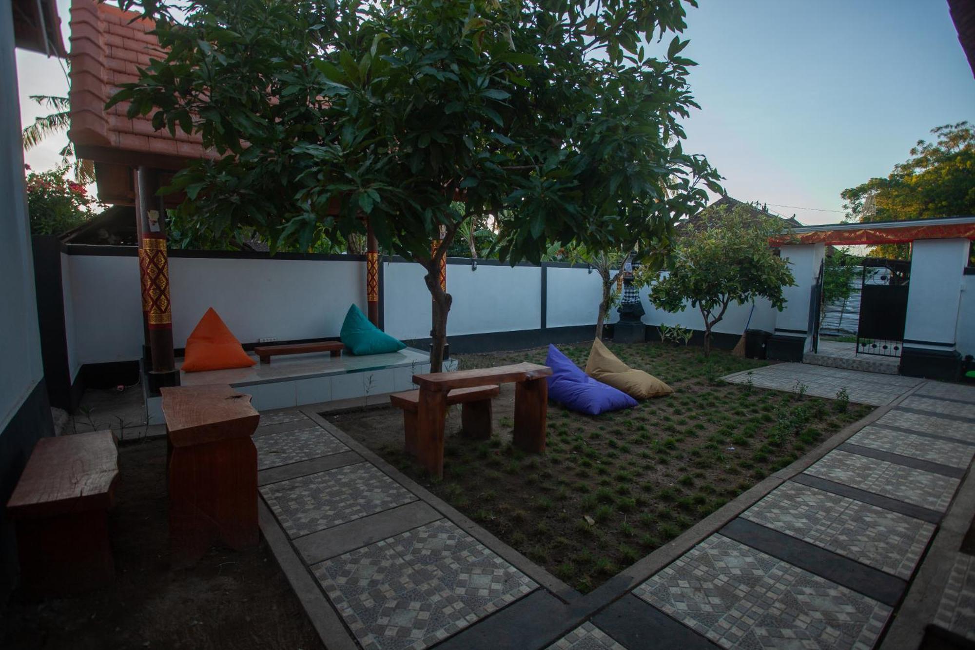Lucky Hostel Batununggul Экстерьер фото