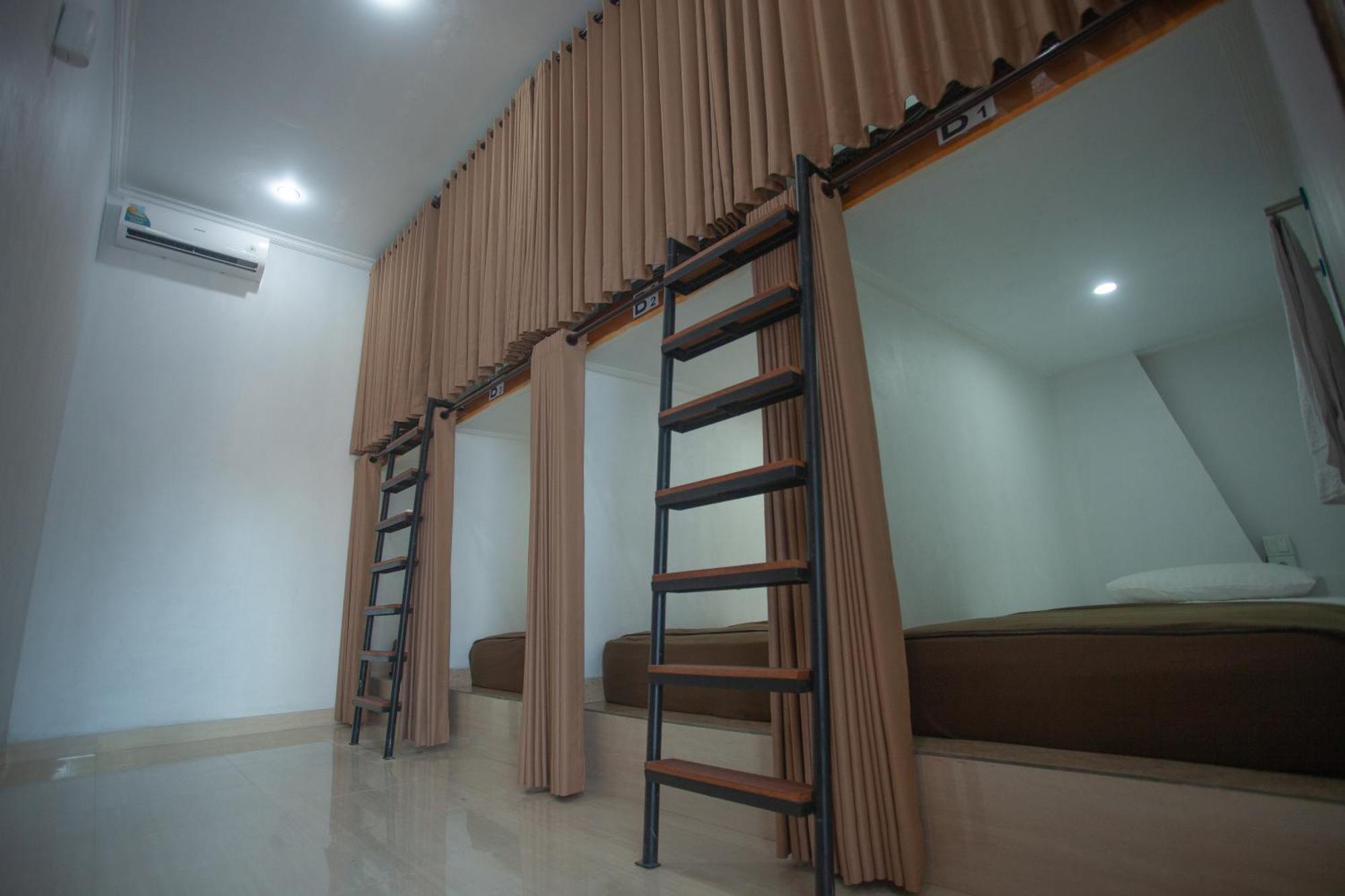 Lucky Hostel Batununggul Экстерьер фото