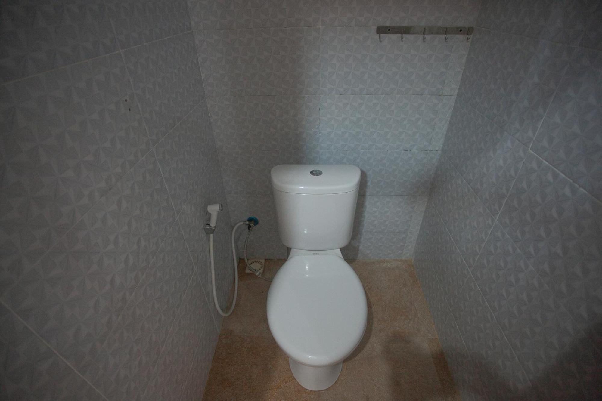 Lucky Hostel Batununggul Экстерьер фото