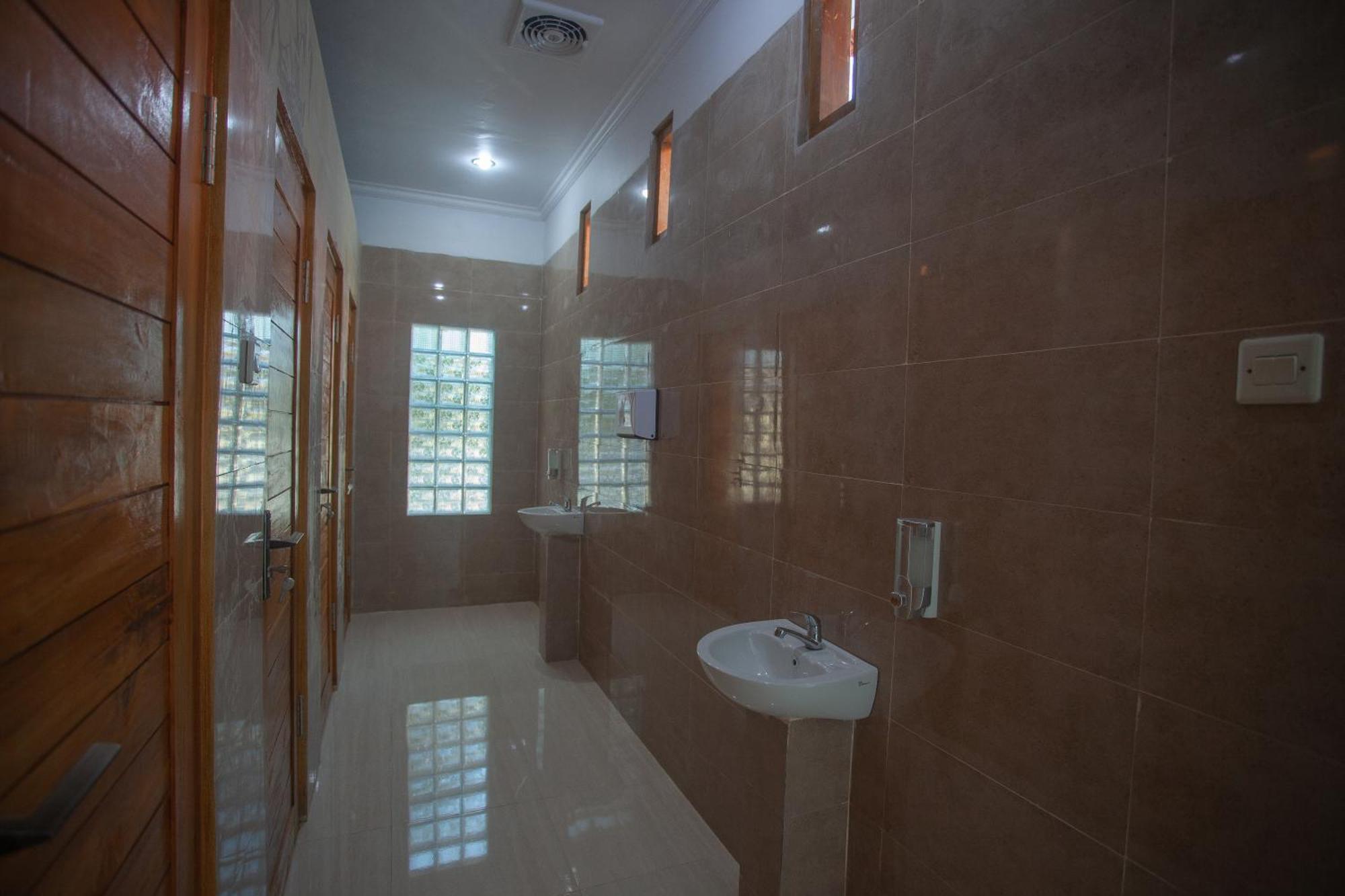 Lucky Hostel Batununggul Экстерьер фото
