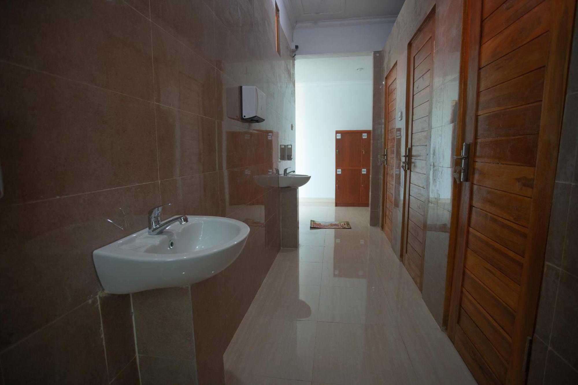 Lucky Hostel Batununggul Экстерьер фото