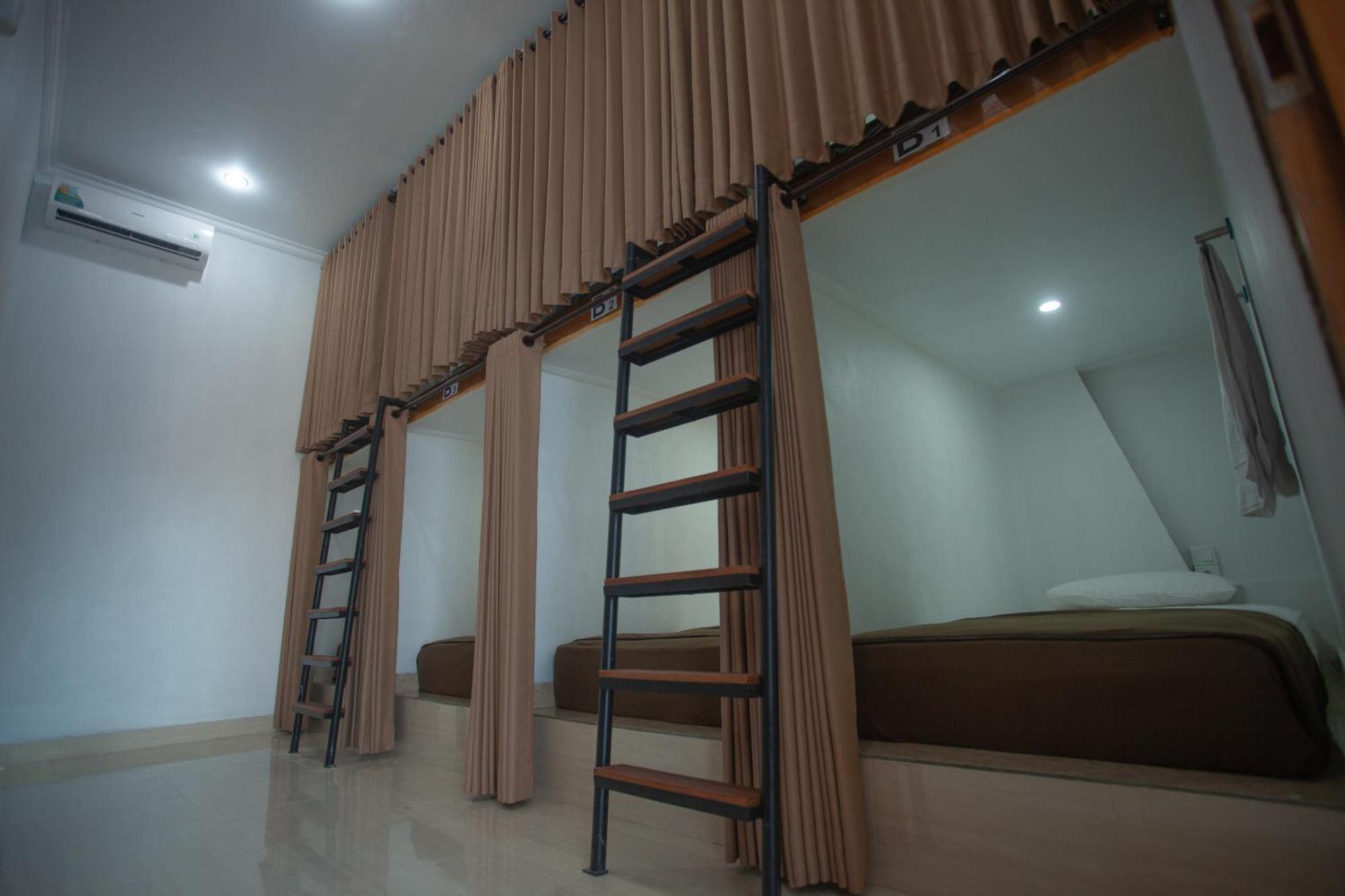 Lucky Hostel Batununggul Экстерьер фото