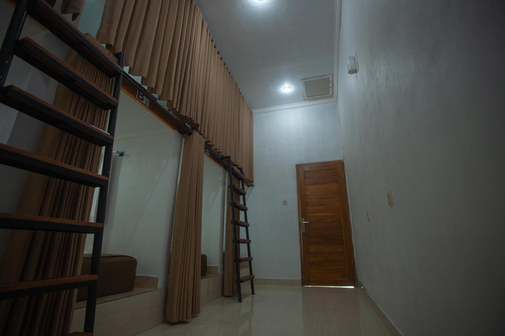 Lucky Hostel Batununggul Экстерьер фото