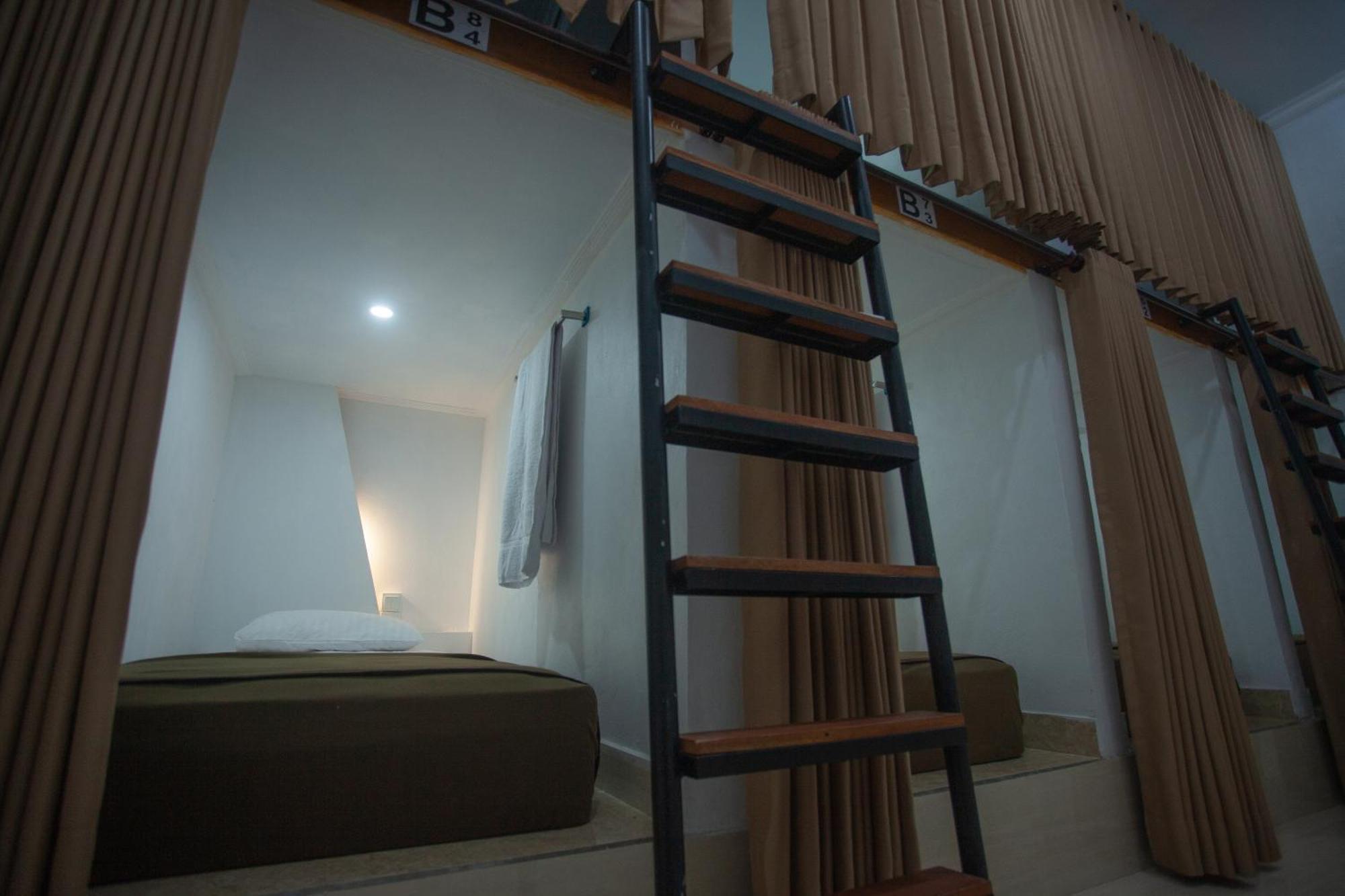 Lucky Hostel Batununggul Экстерьер фото