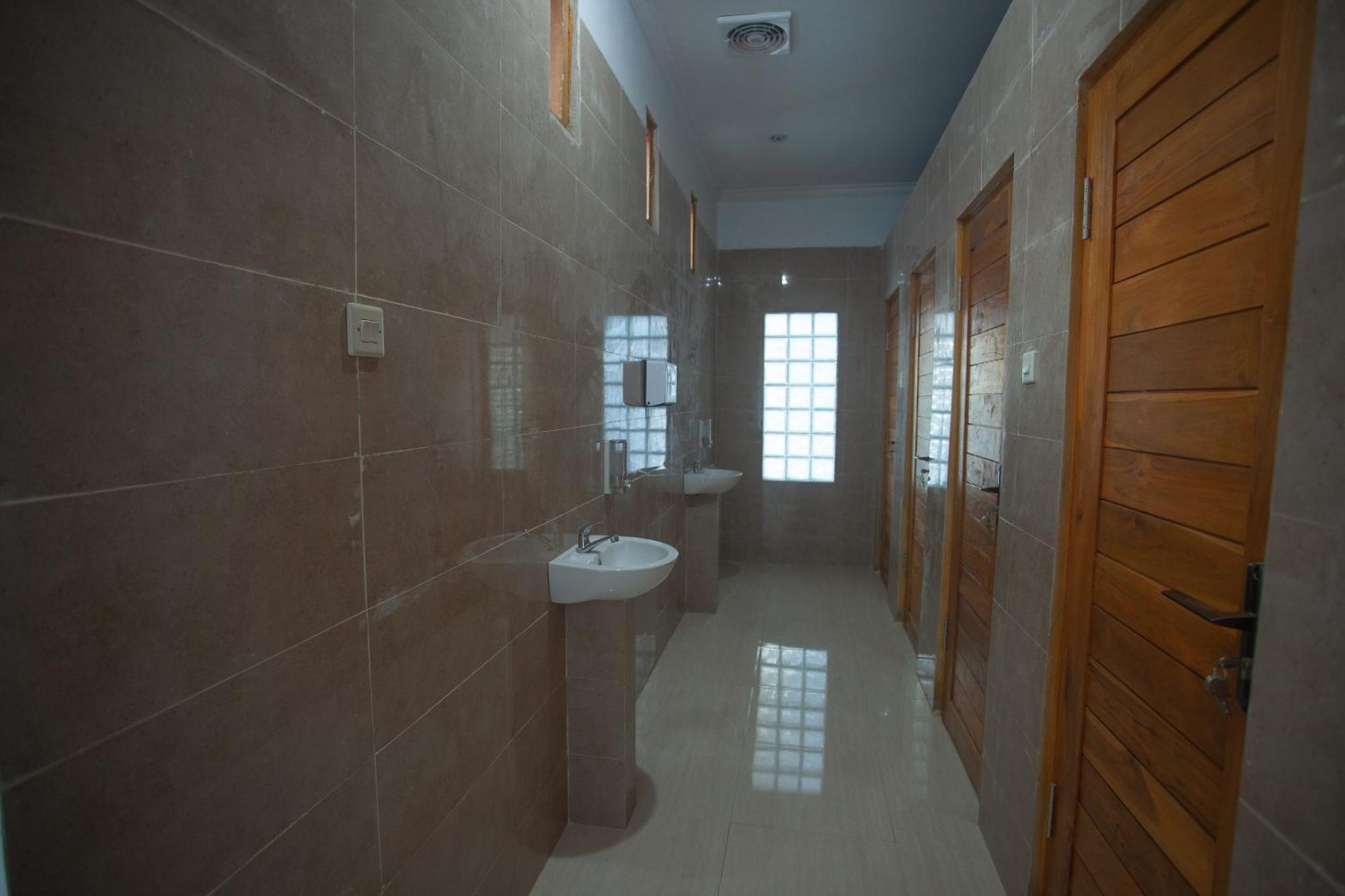 Lucky Hostel Batununggul Экстерьер фото