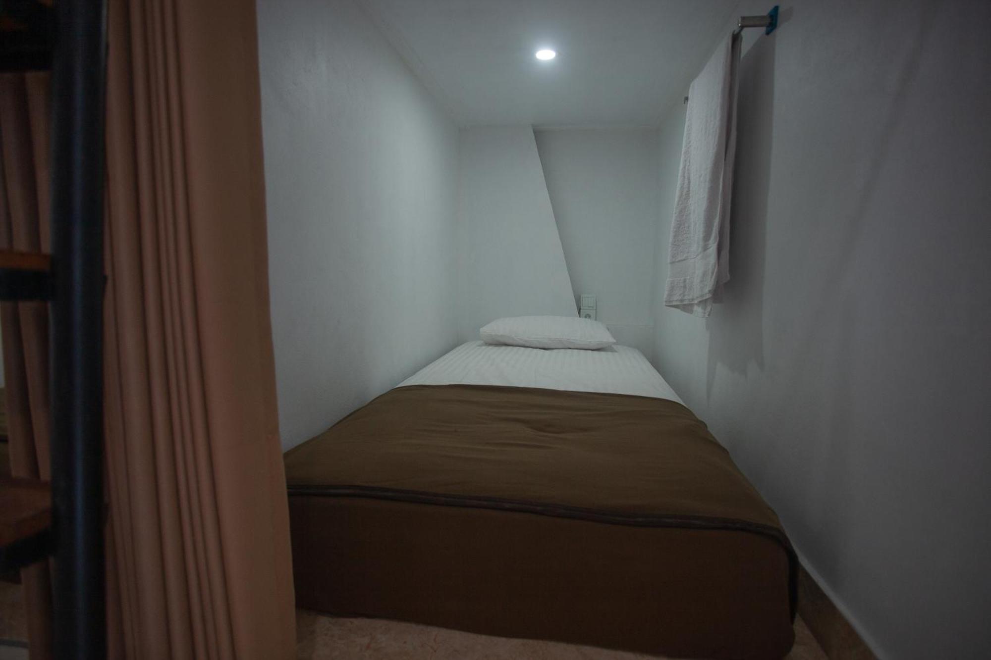 Lucky Hostel Batununggul Экстерьер фото
