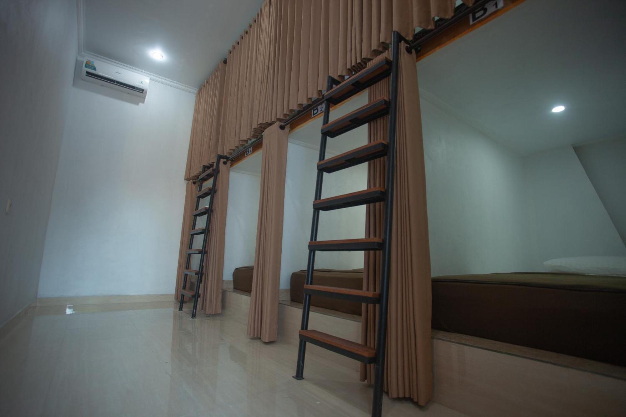 Lucky Hostel Batununggul Экстерьер фото