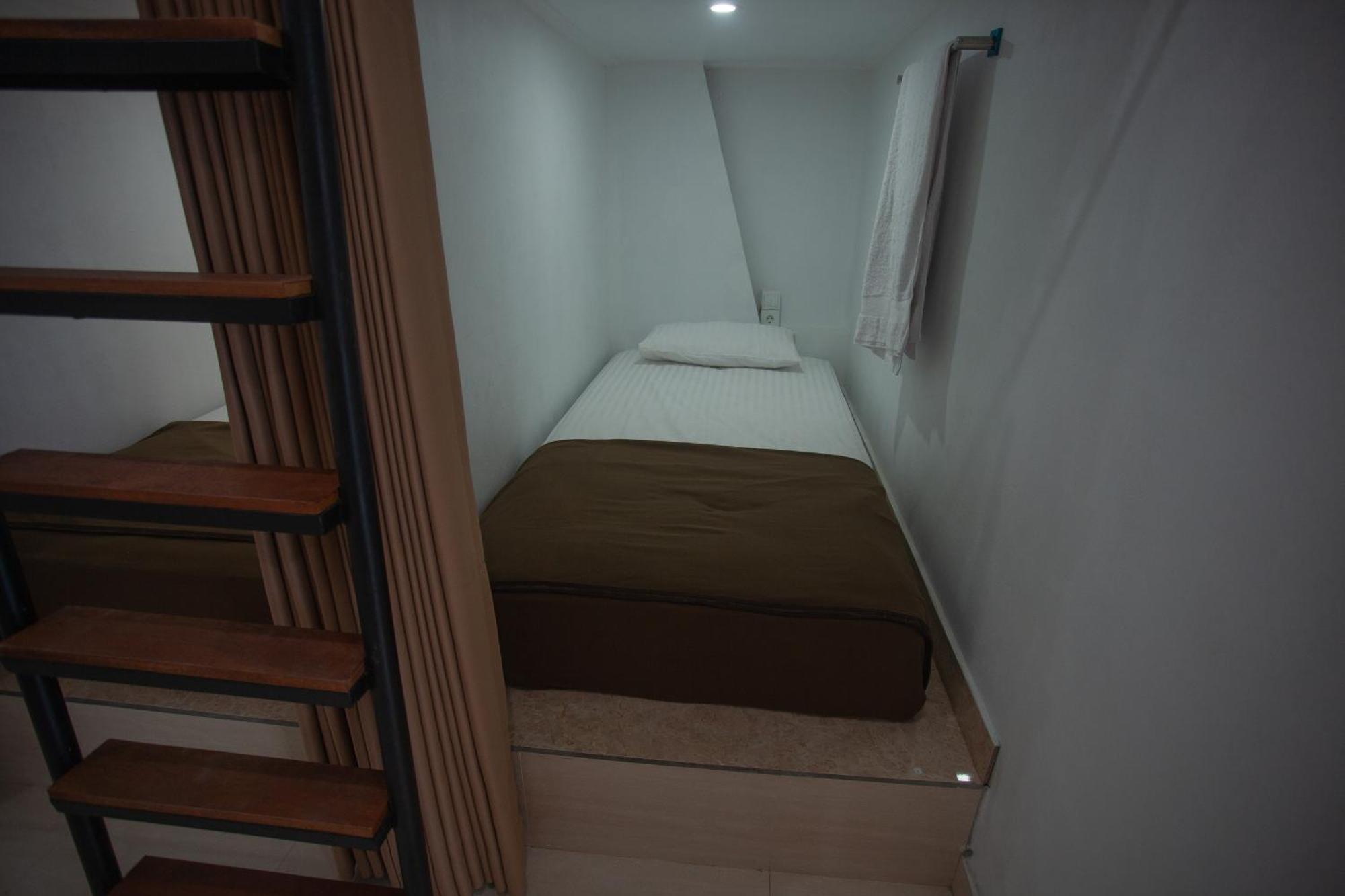 Lucky Hostel Batununggul Экстерьер фото