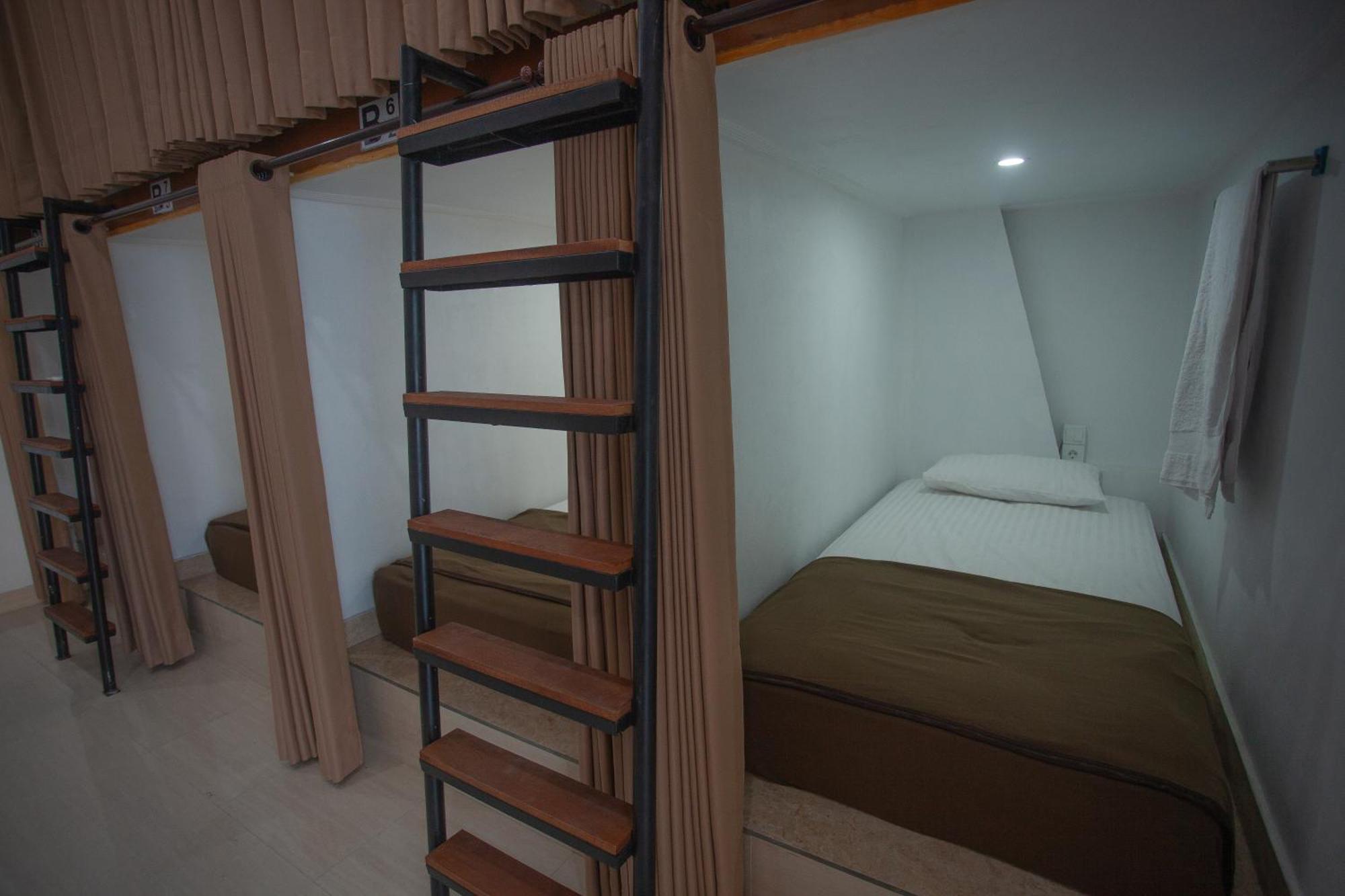 Lucky Hostel Batununggul Экстерьер фото