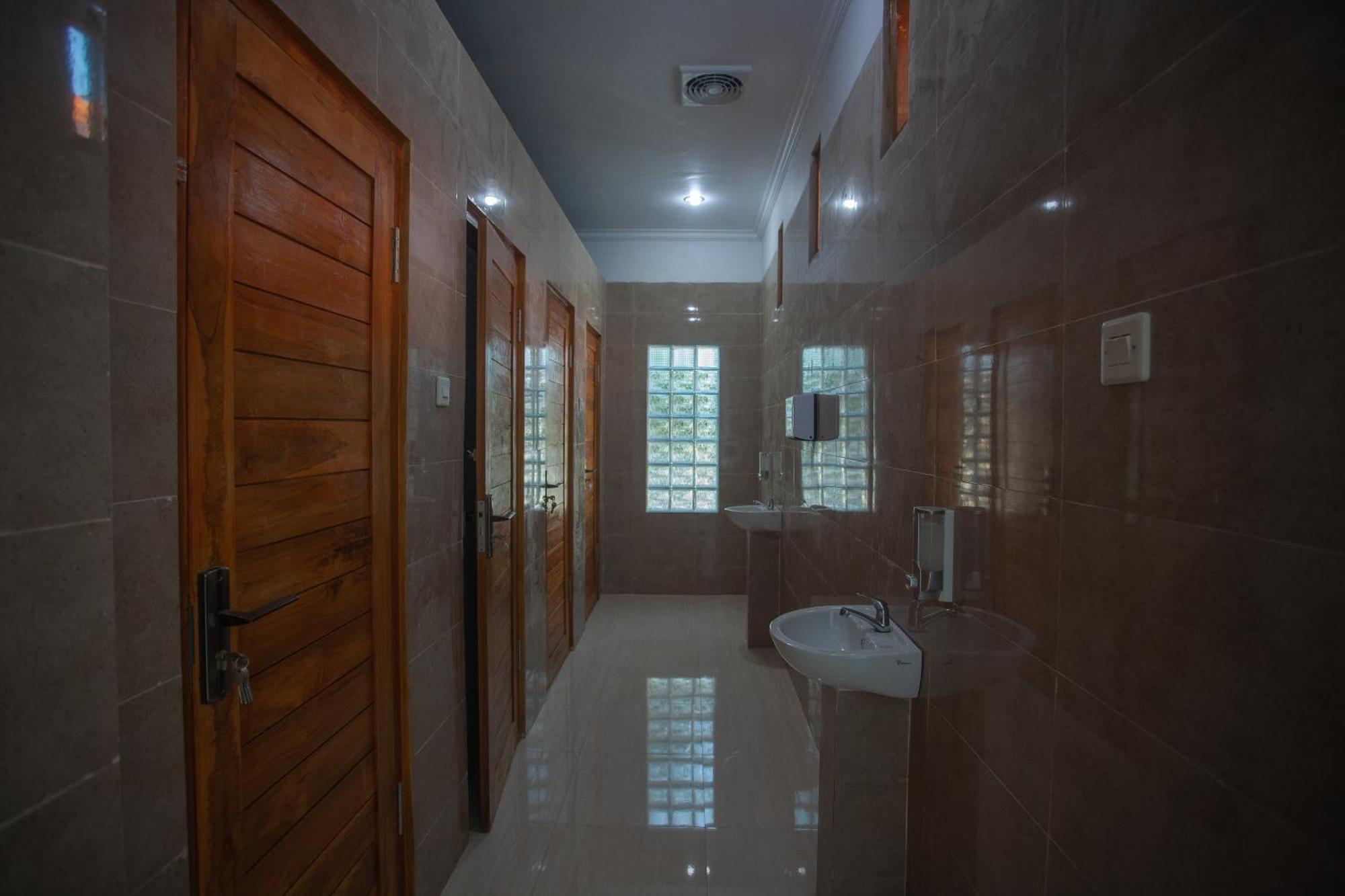 Lucky Hostel Batununggul Экстерьер фото