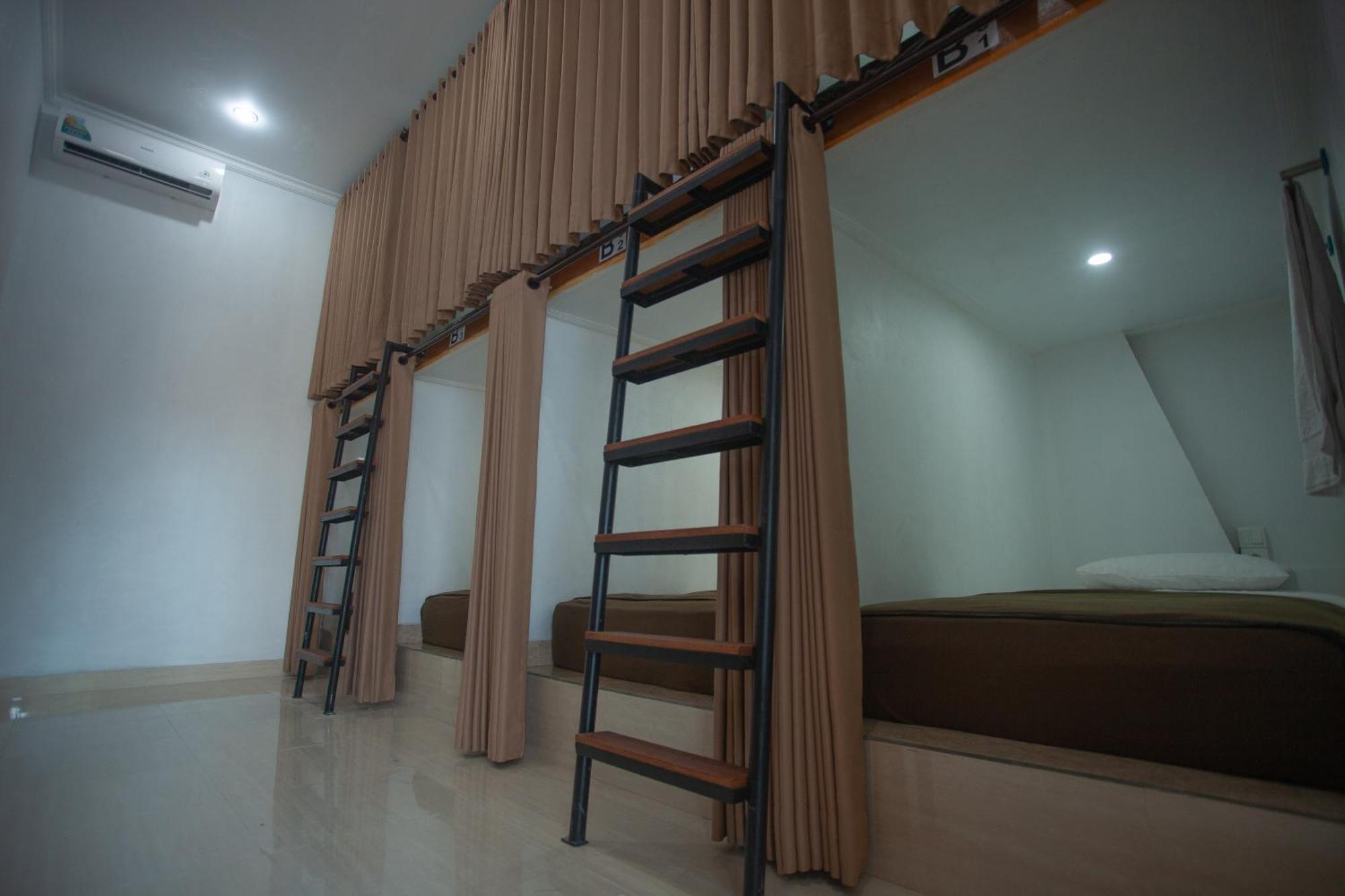 Lucky Hostel Batununggul Экстерьер фото