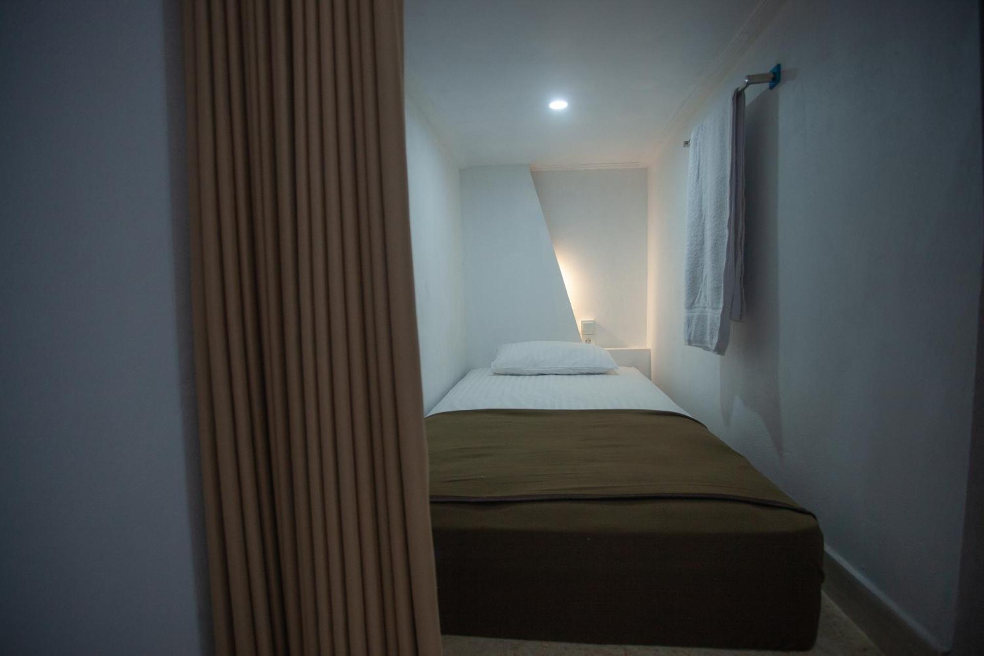 Lucky Hostel Batununggul Экстерьер фото