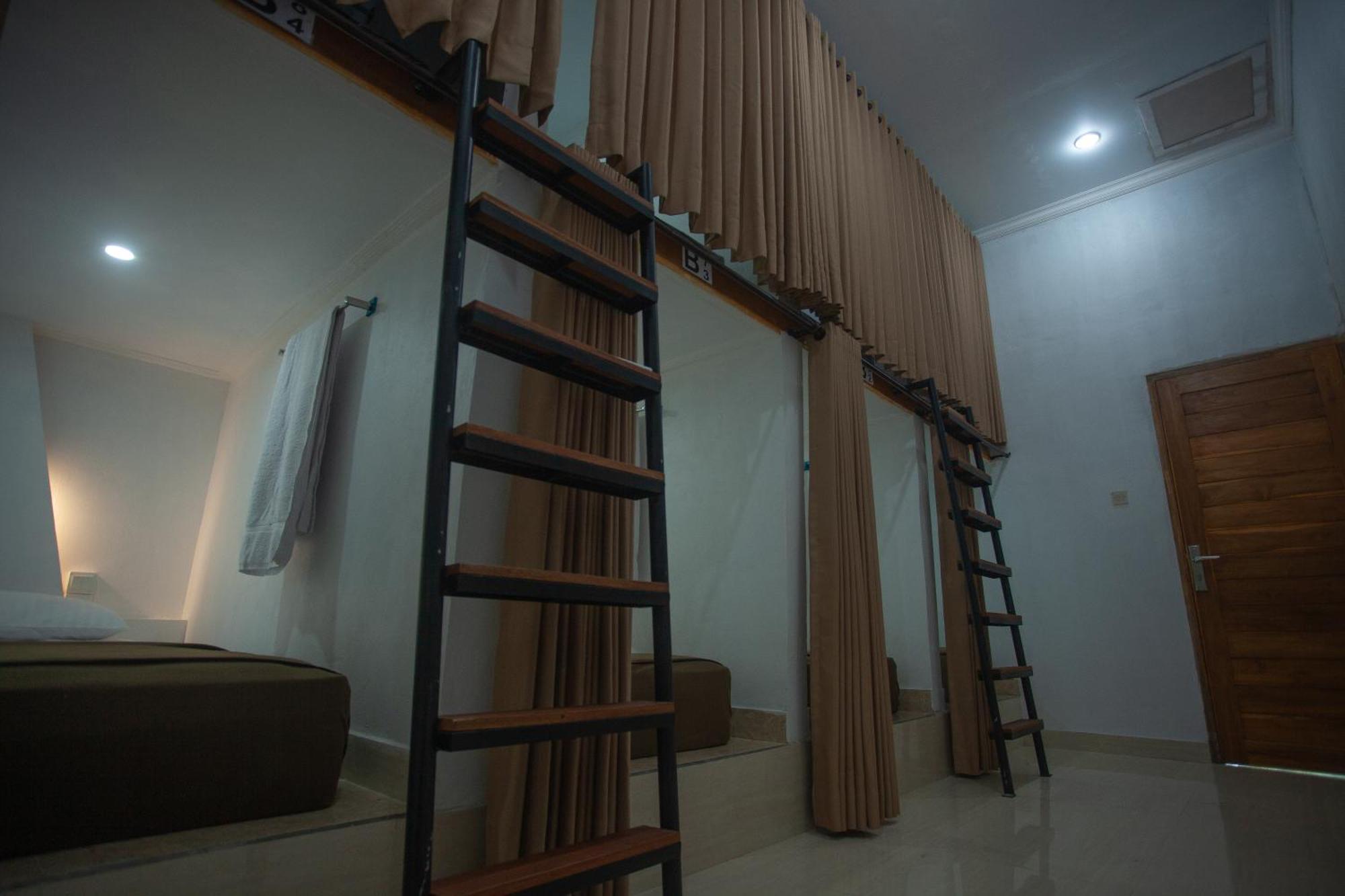 Lucky Hostel Batununggul Экстерьер фото