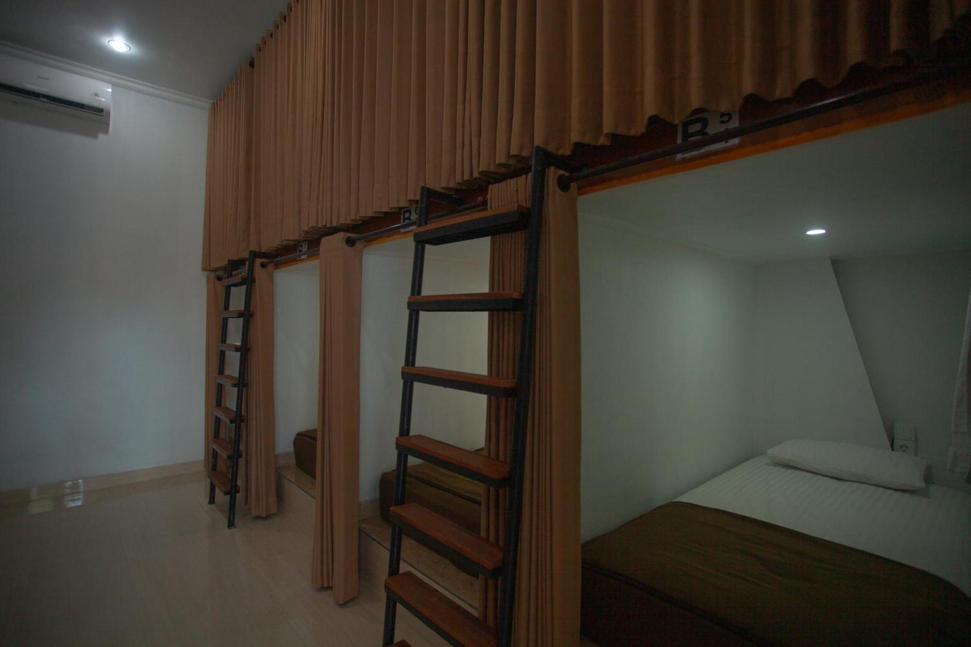 Lucky Hostel Batununggul Экстерьер фото