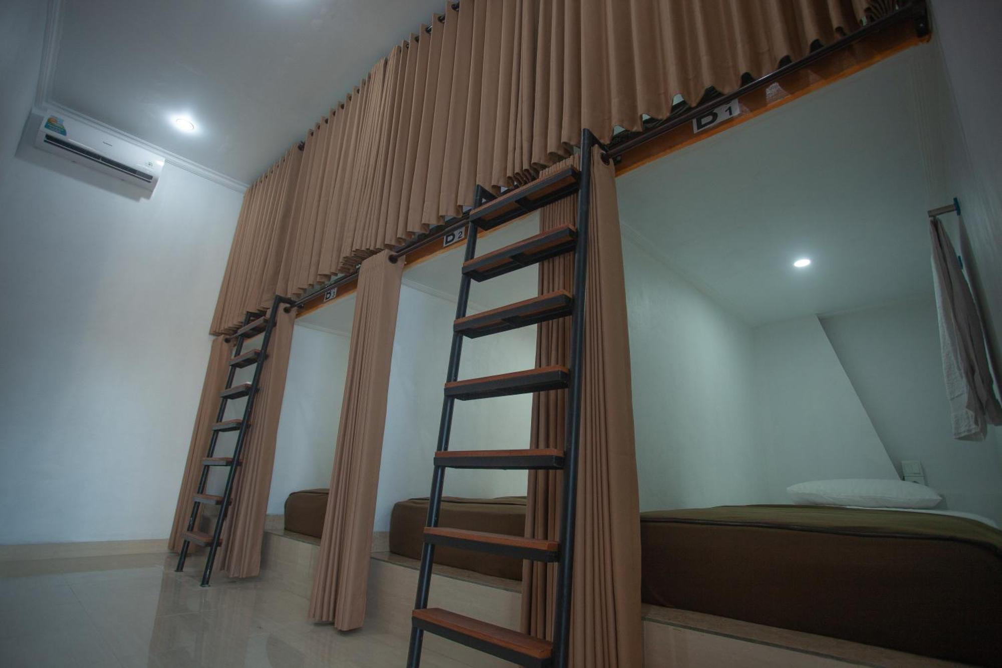 Lucky Hostel Batununggul Экстерьер фото
