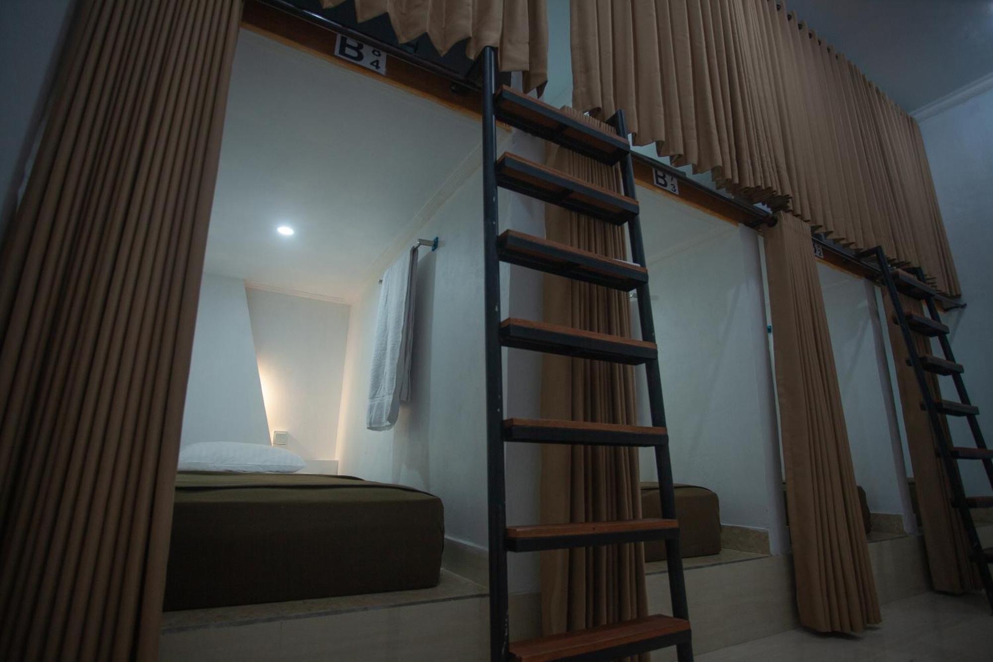 Lucky Hostel Batununggul Экстерьер фото