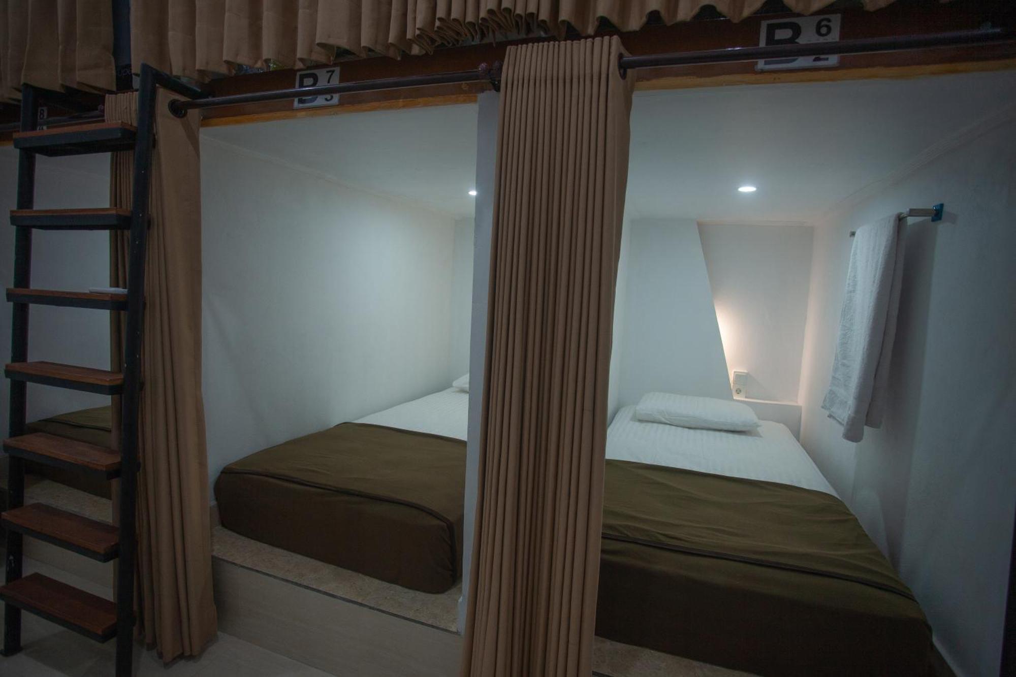 Lucky Hostel Batununggul Экстерьер фото