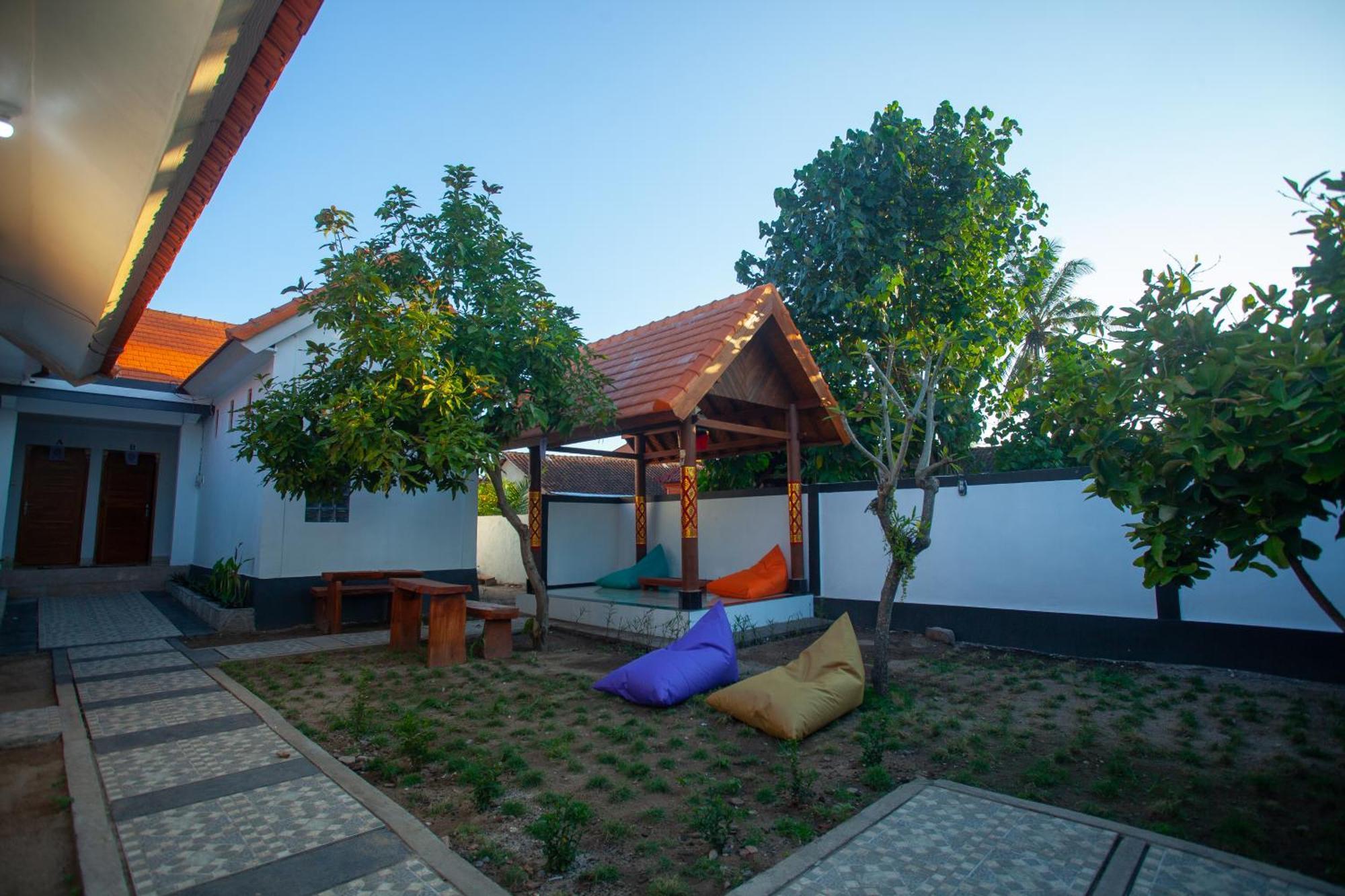 Lucky Hostel Batununggul Экстерьер фото
