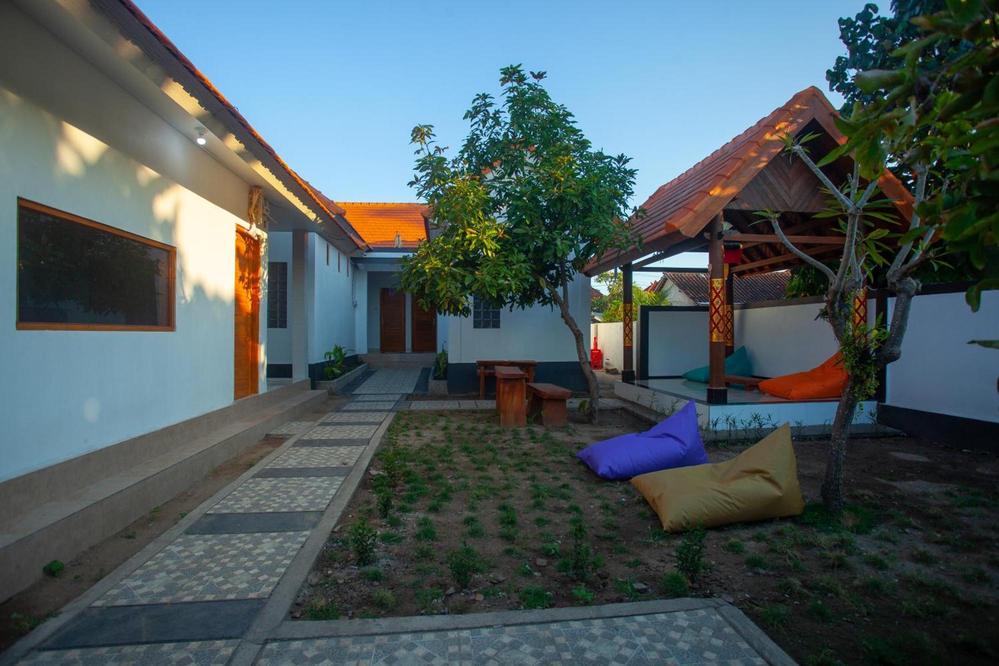 Lucky Hostel Batununggul Экстерьер фото