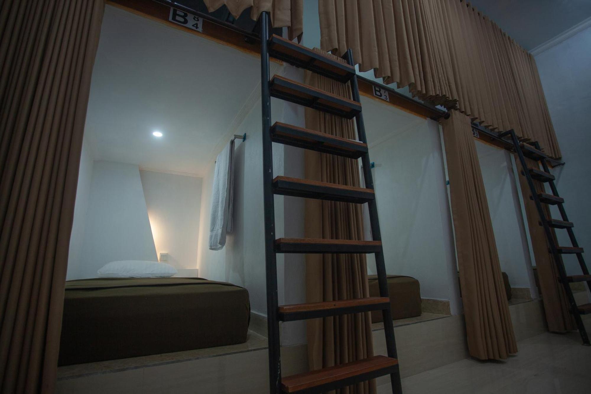 Lucky Hostel Batununggul Экстерьер фото