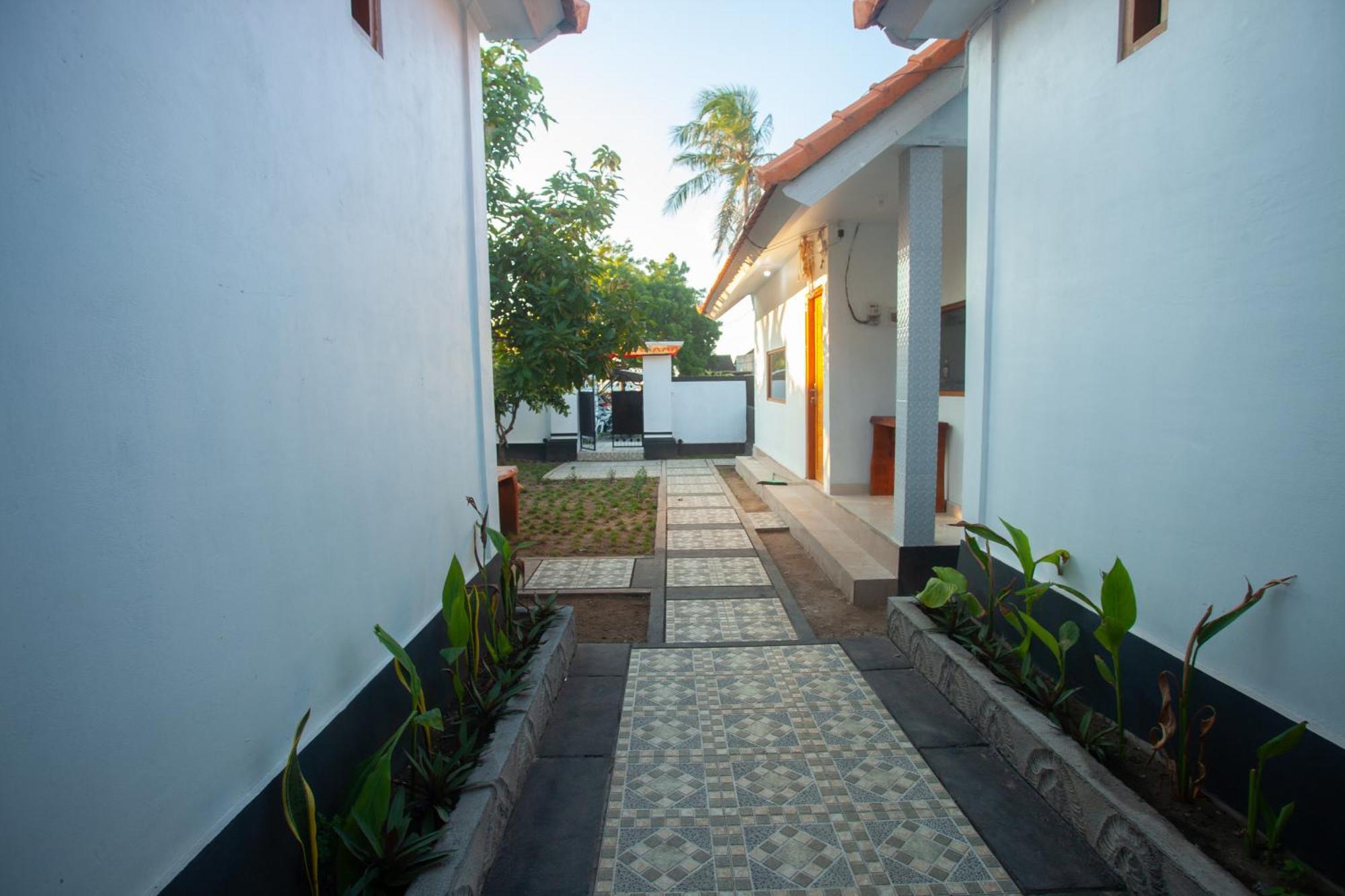 Lucky Hostel Batununggul Экстерьер фото