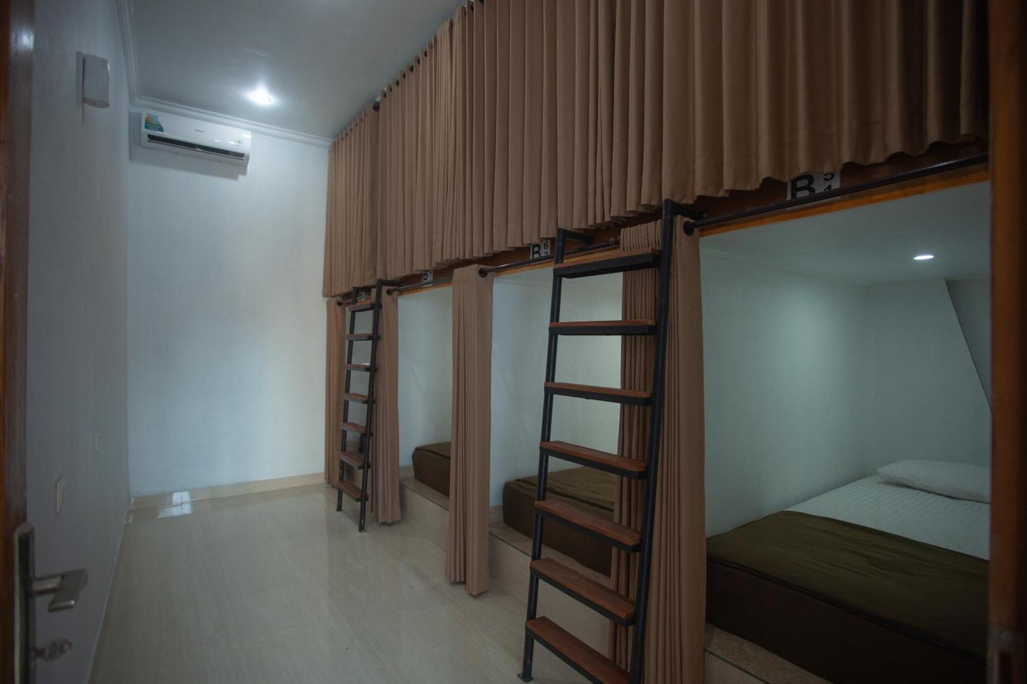 Lucky Hostel Batununggul Экстерьер фото